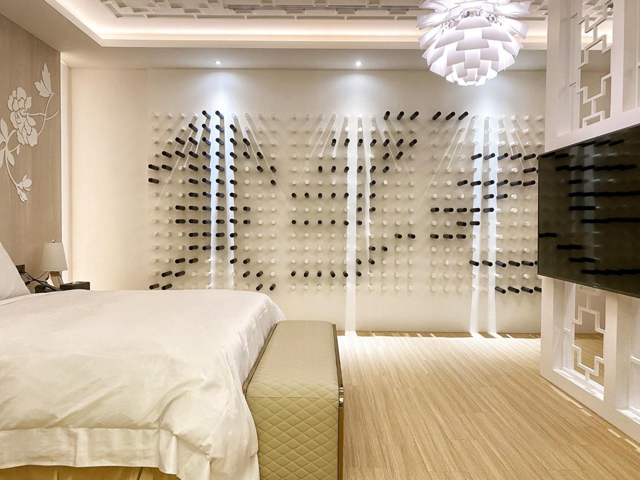 Standard Queen Room - Photo 8