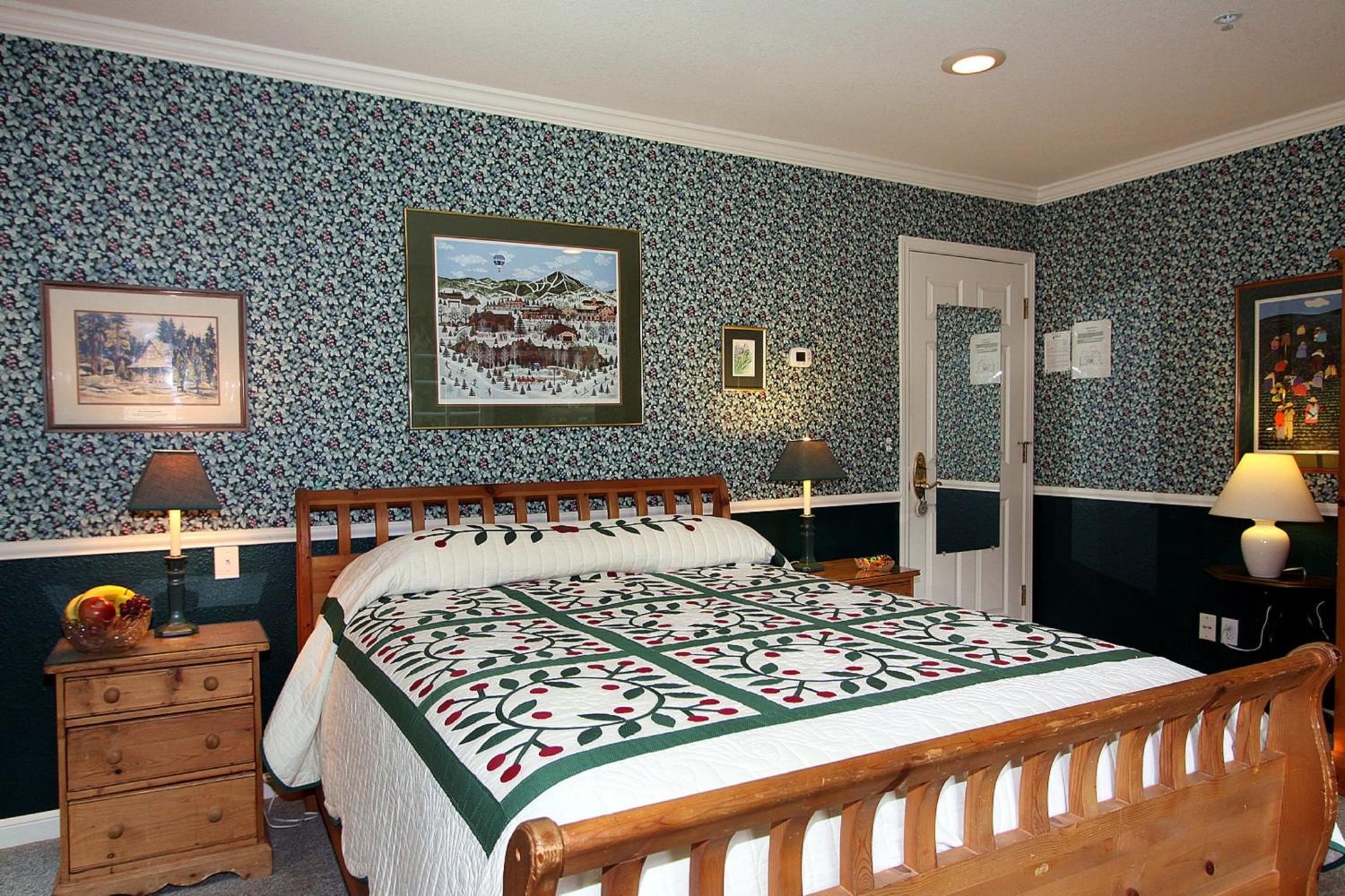 Deluxe Queen Room (Evergreen) photo 3