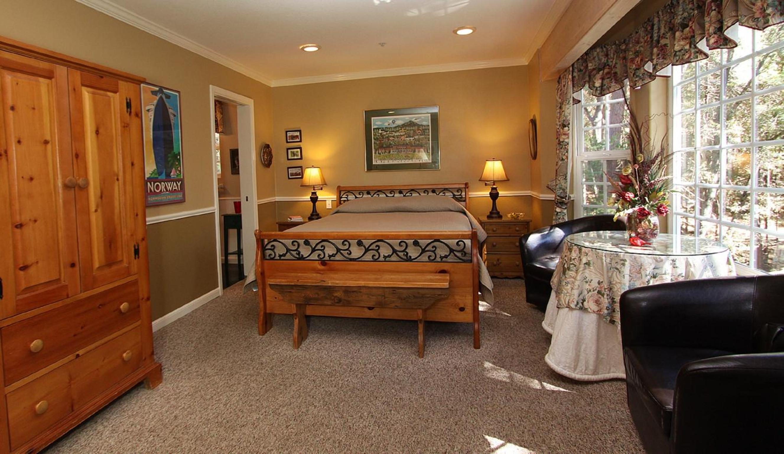 Deluxe Queen Room (Mocha) photo 2