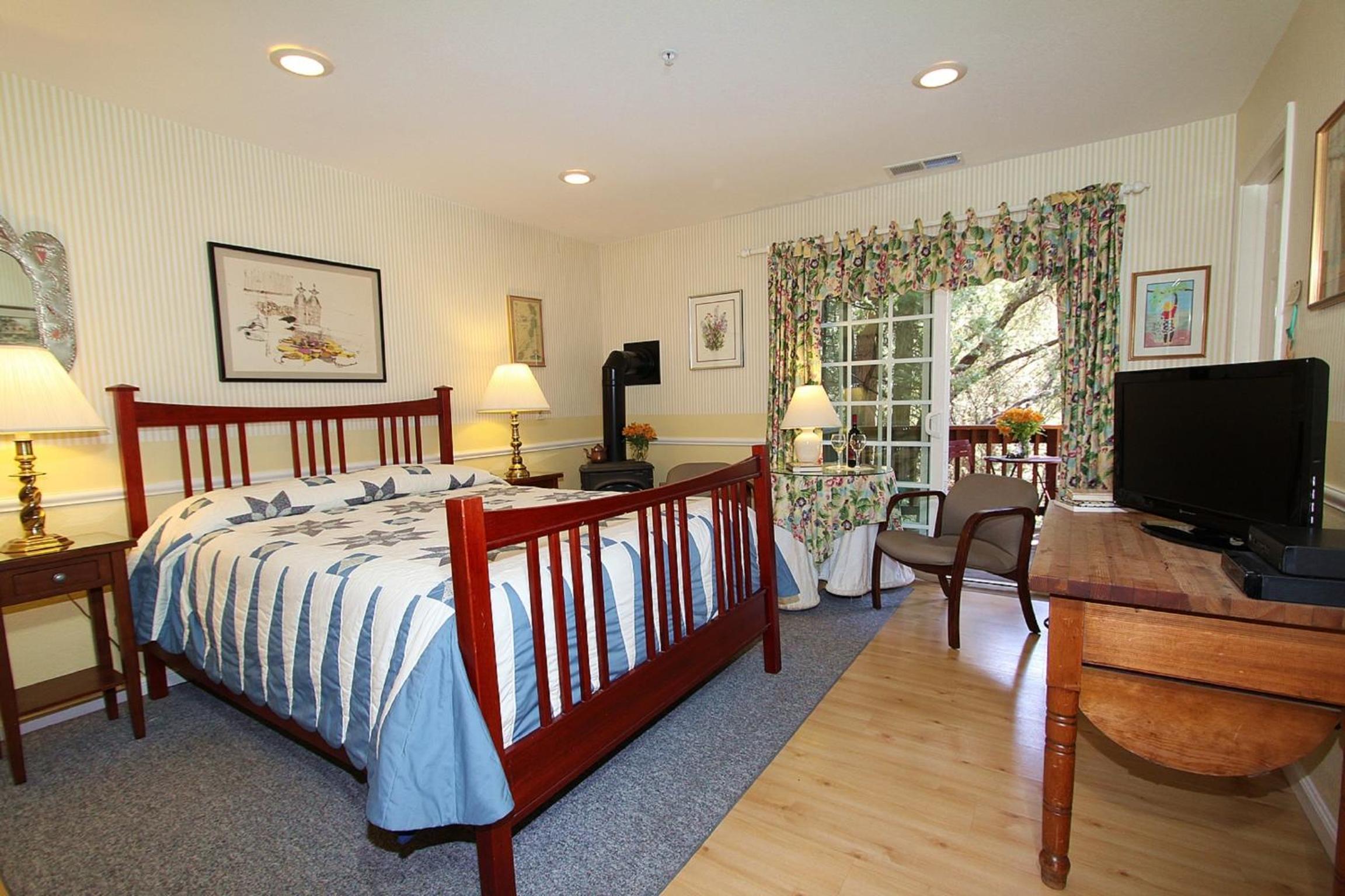 Family Room with Forest View (Sunrise)  photo 3
