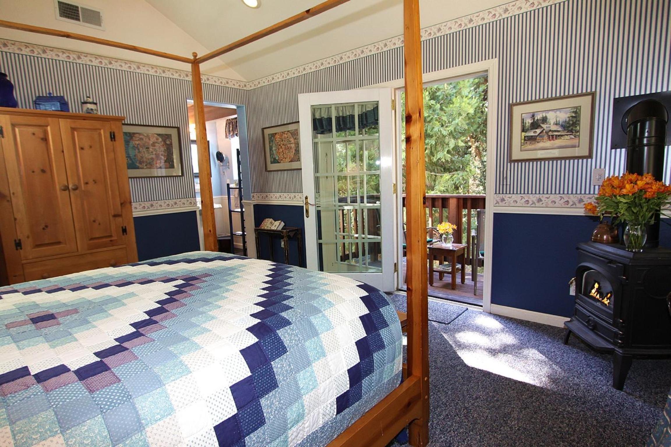 Deluxe Queen Room (Blue) photo 3