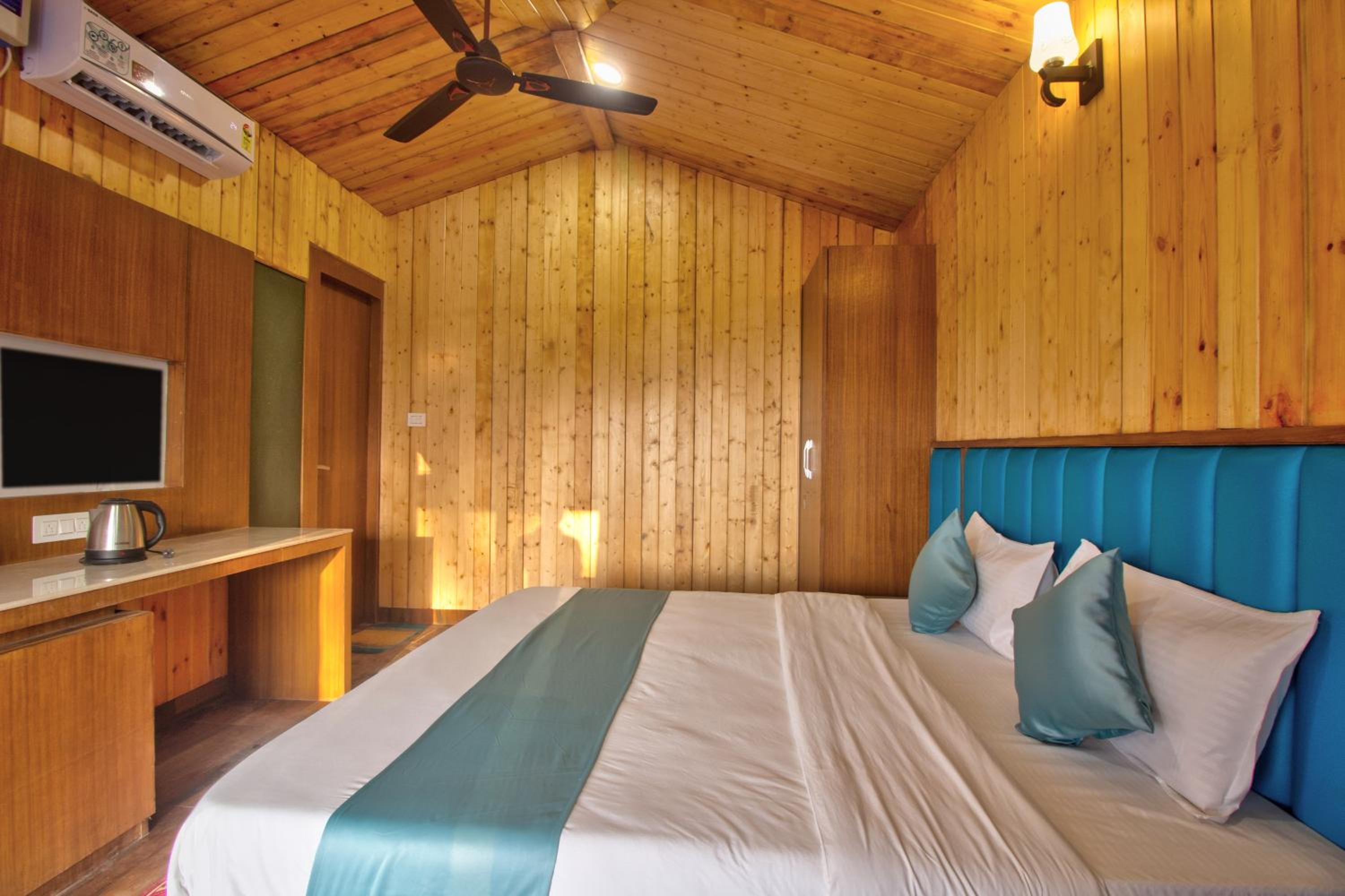 Deluxe Double Room with Side Sea View - Photo 6