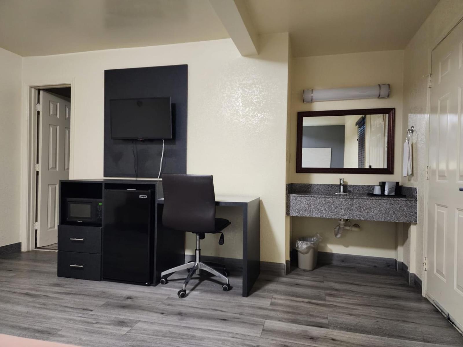Standard King Room - Photo 15