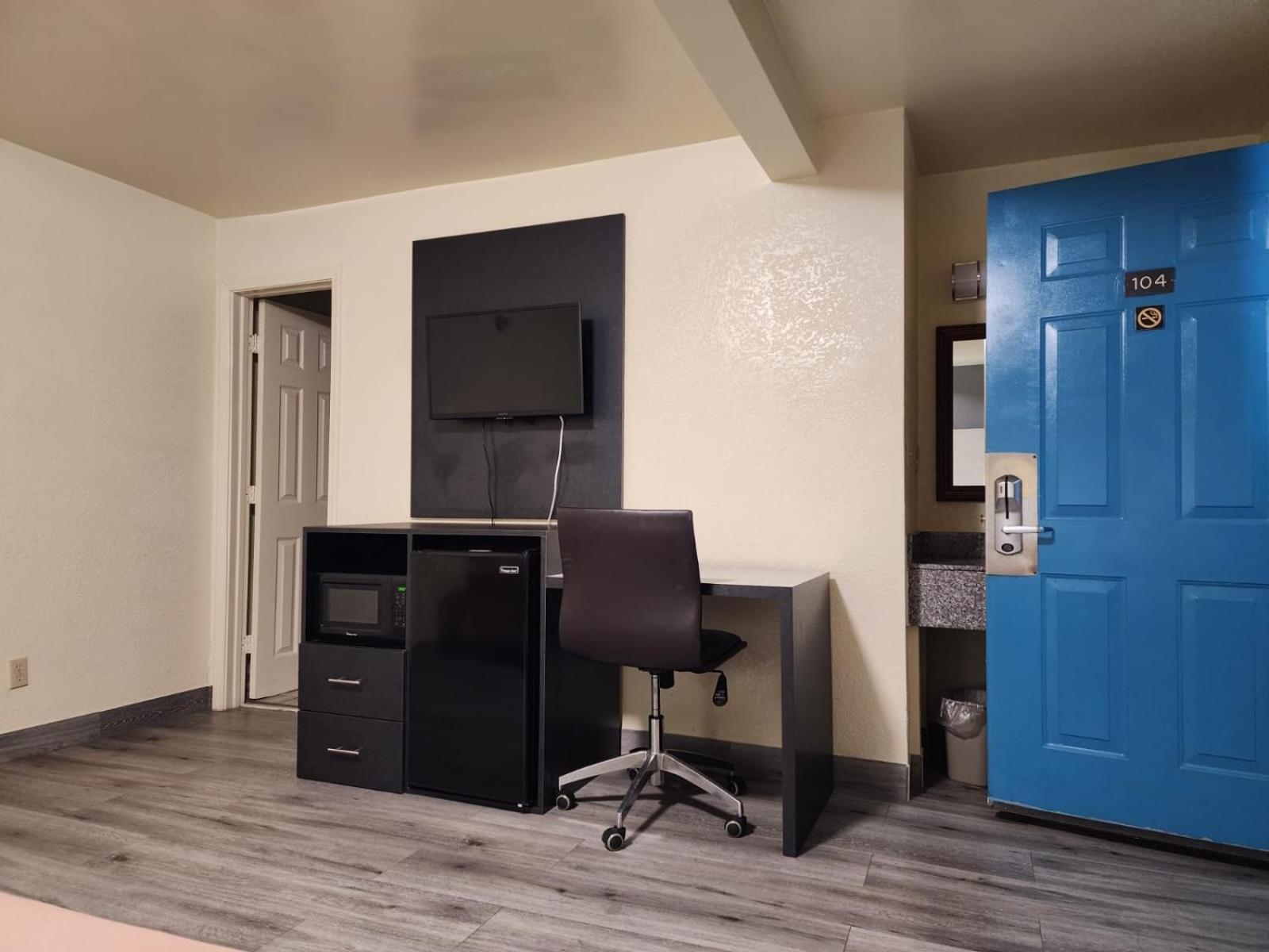 Standard Queen Room with Two Queen Beds - Photo 5