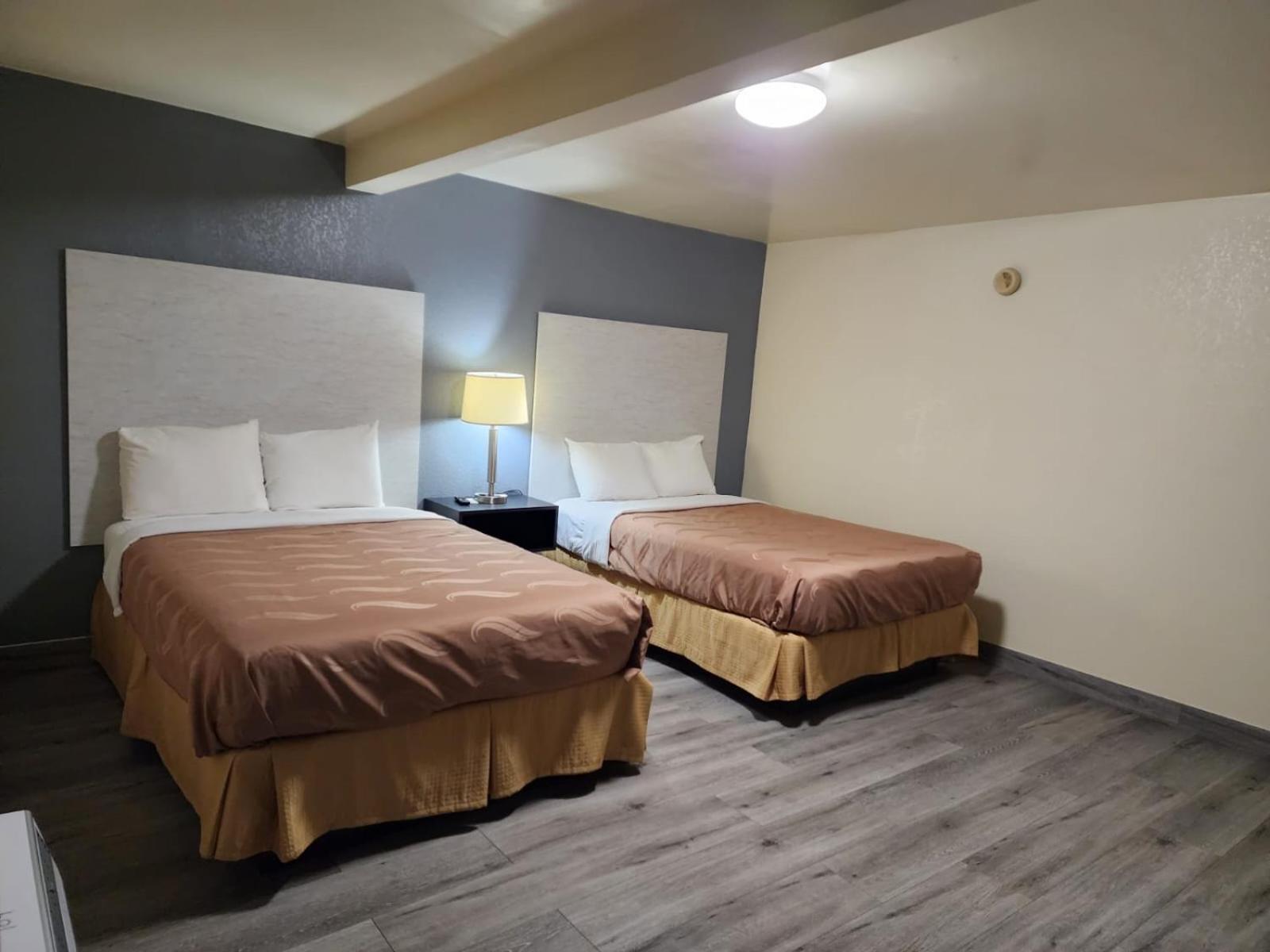 Standard Queen Room with Two Queen Beds - Photo 7