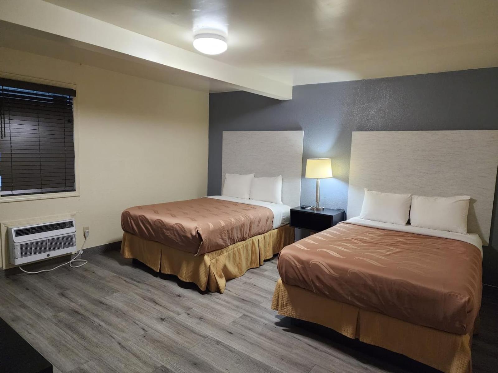 Standard Queen Room with Two Queen Beds - Photo 8