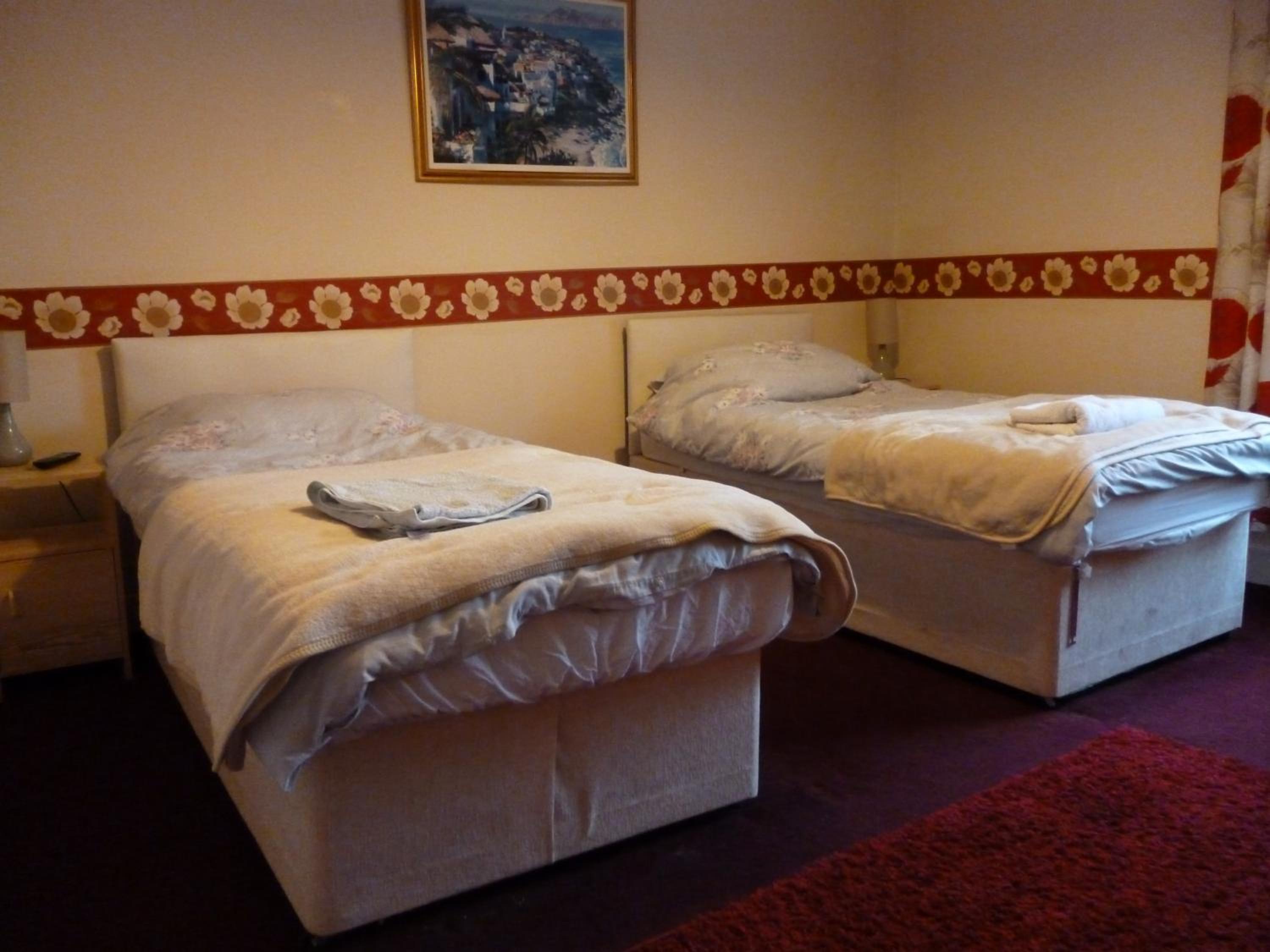 Twin Room with Shower - Photo 6
