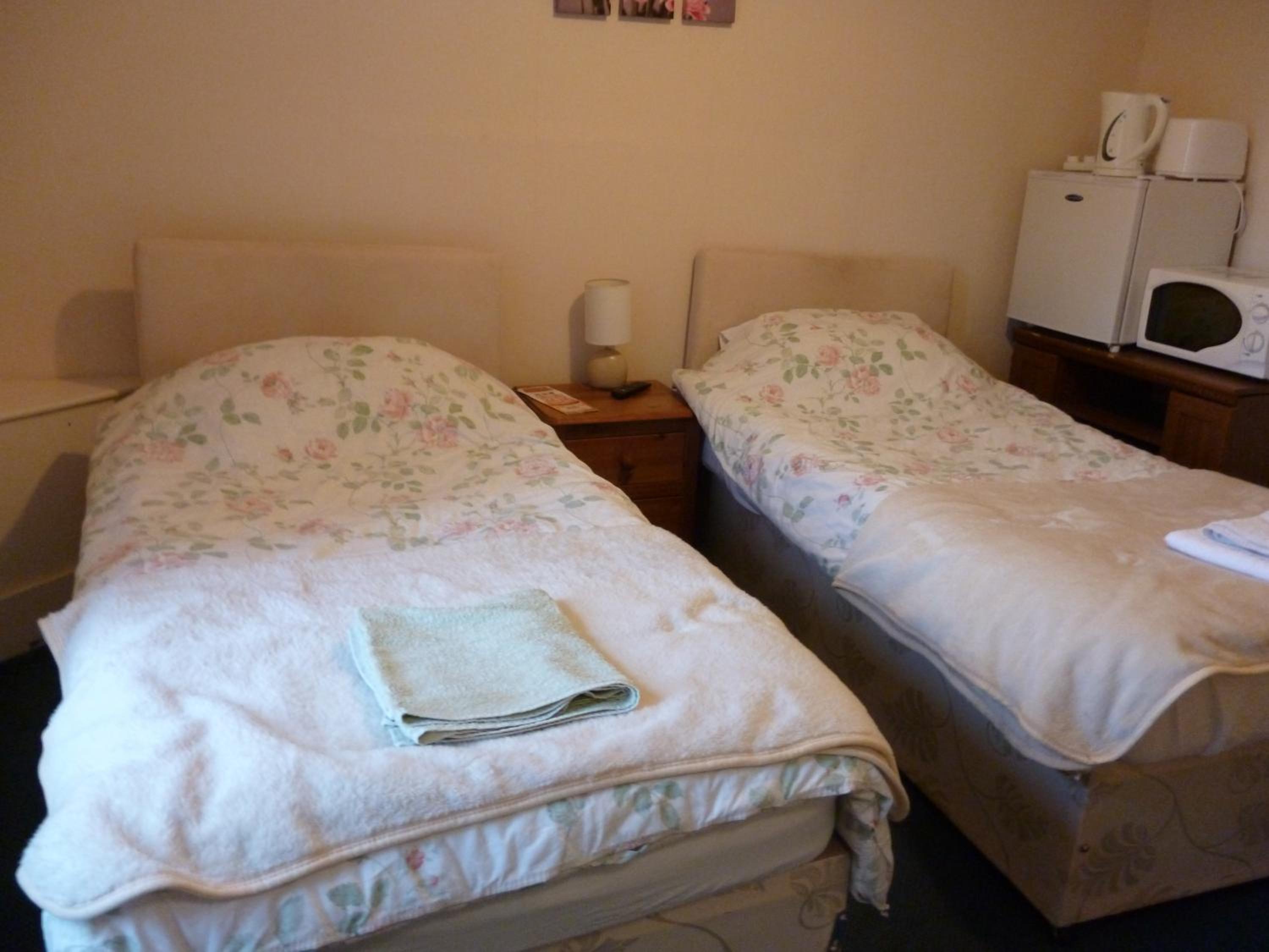 Twin Room with Shower - Photo 4