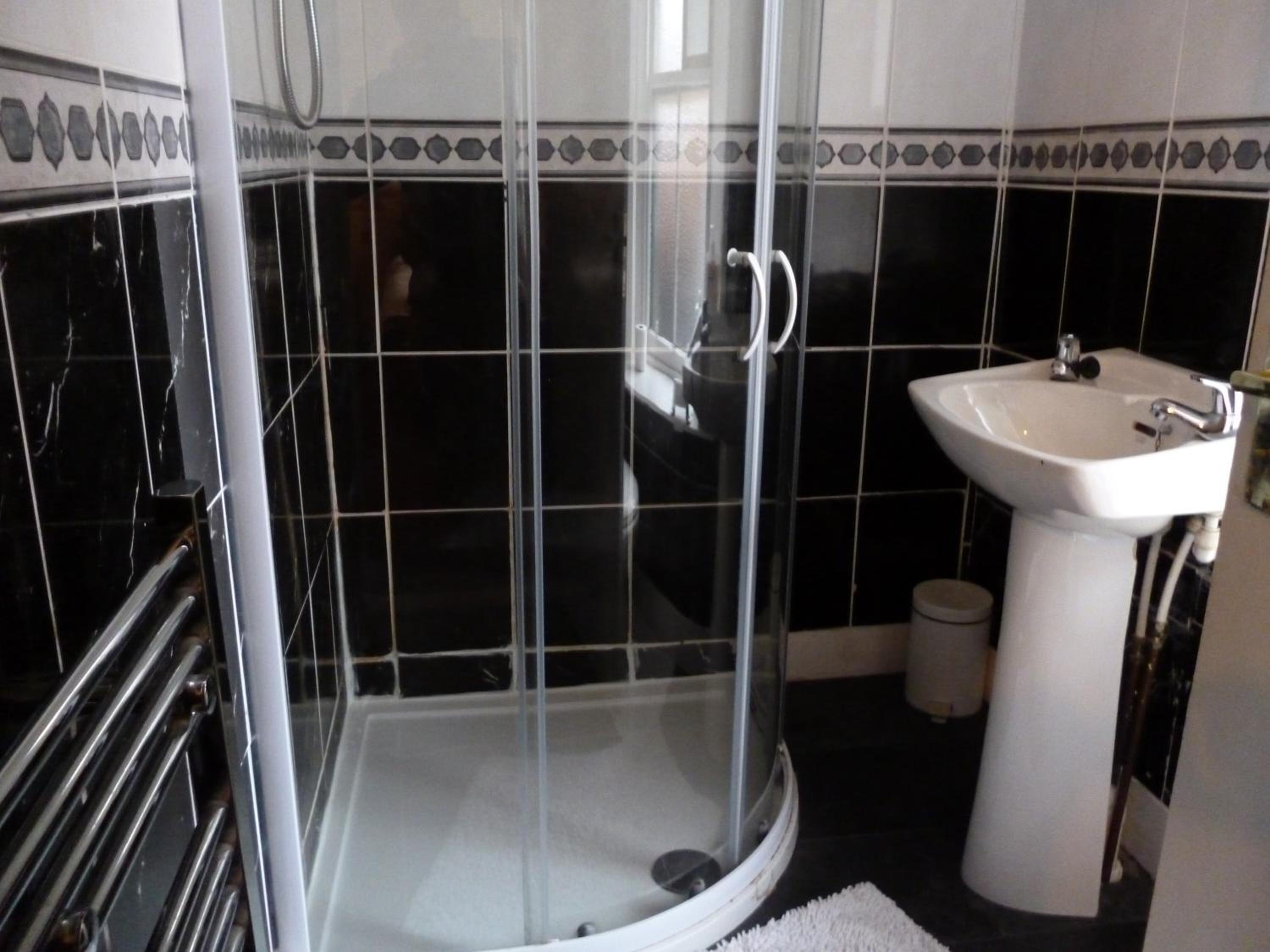 Twin Room with Shower - Photo 2