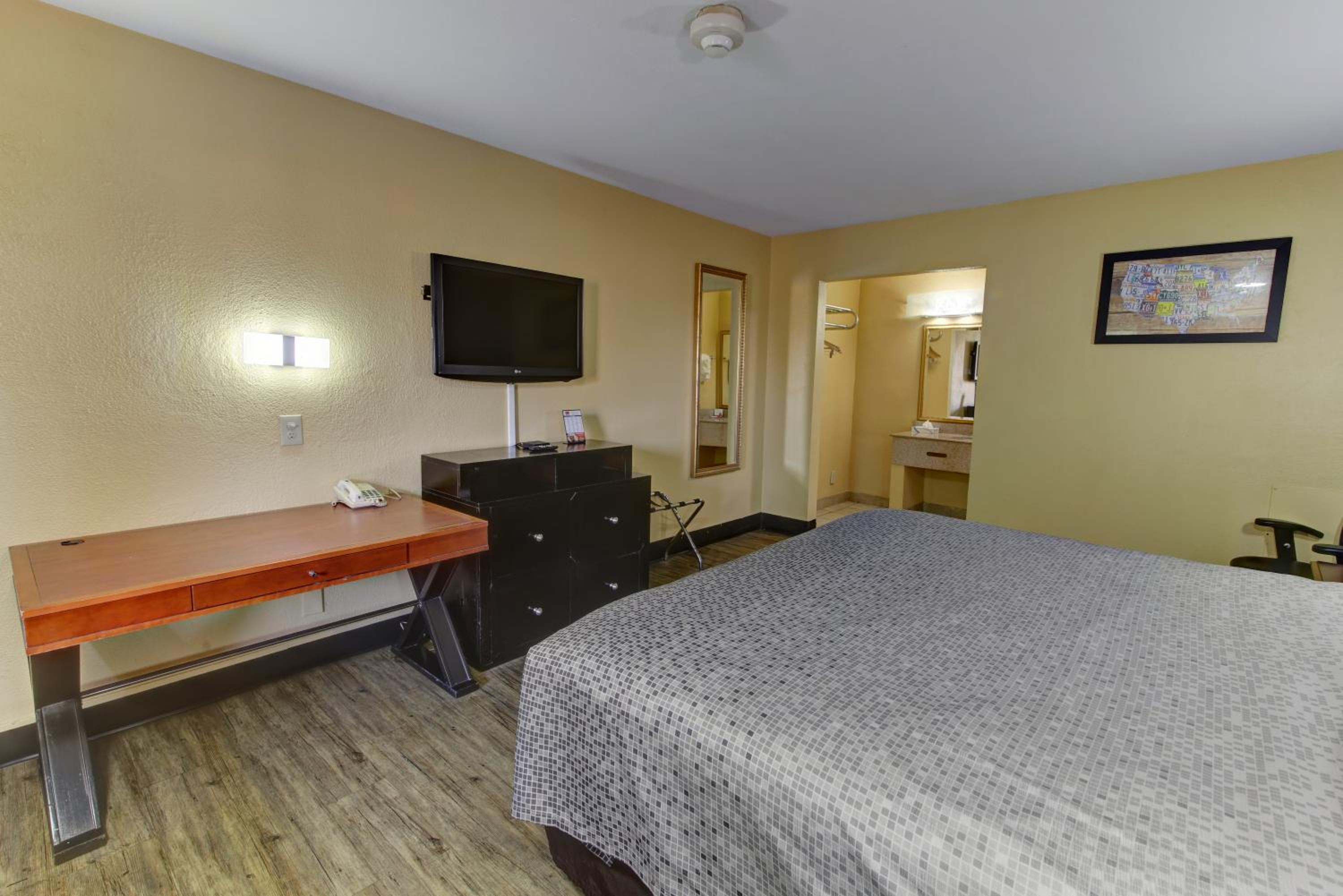 King Room - Non-Smoking - Photo 8