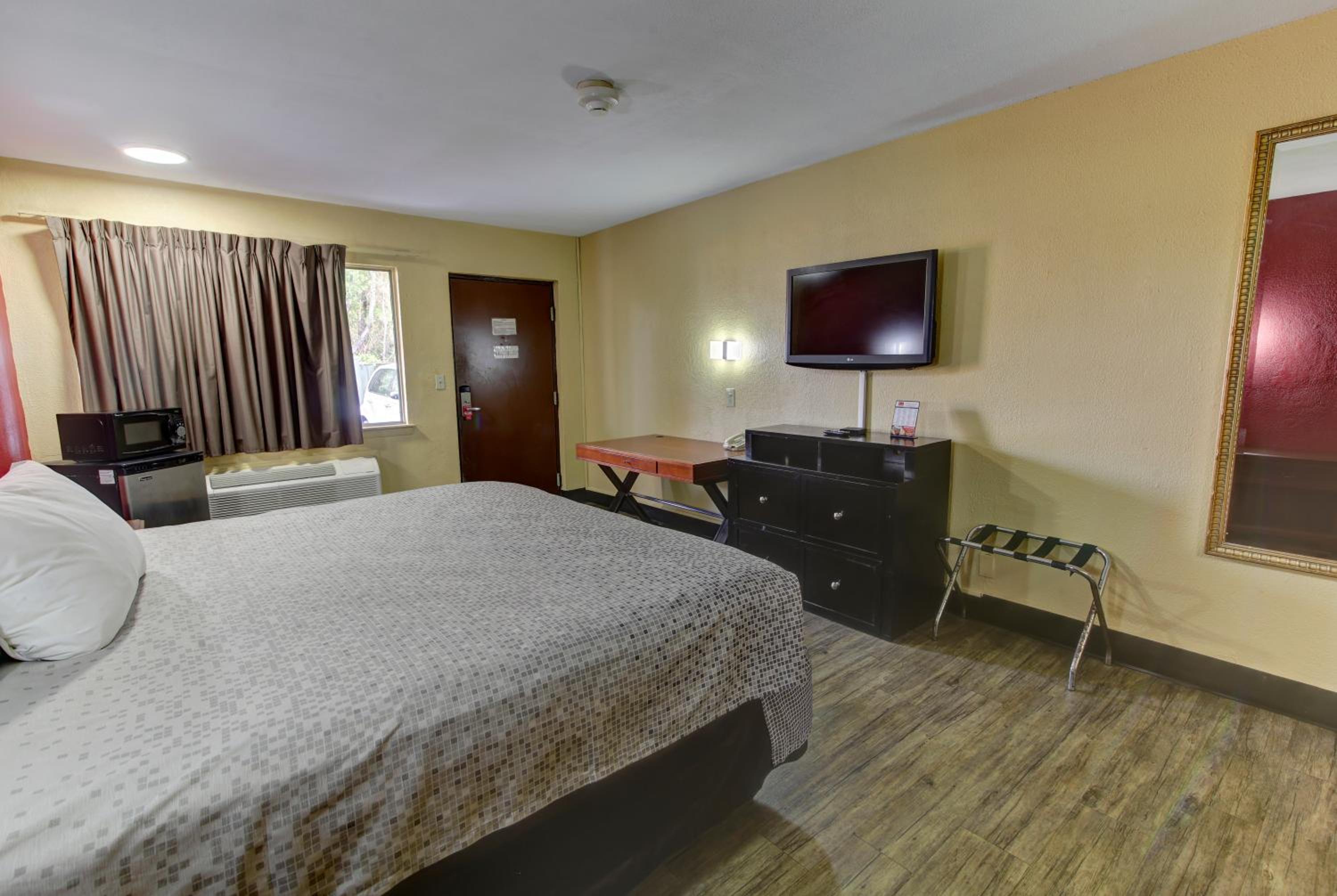 King Room - Non-Smoking - Photo 9