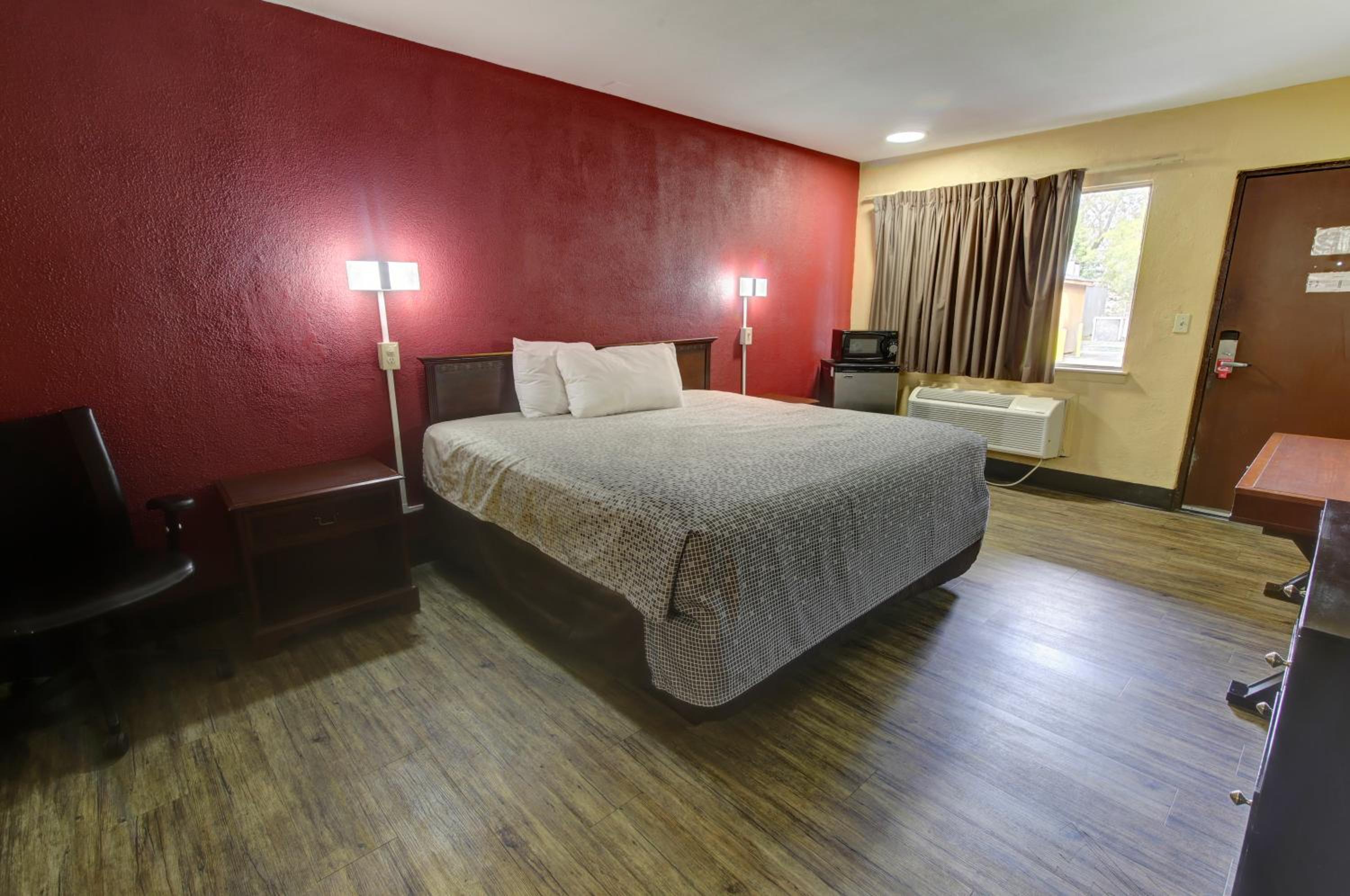 King Room - Non-Smoking - Photo 7