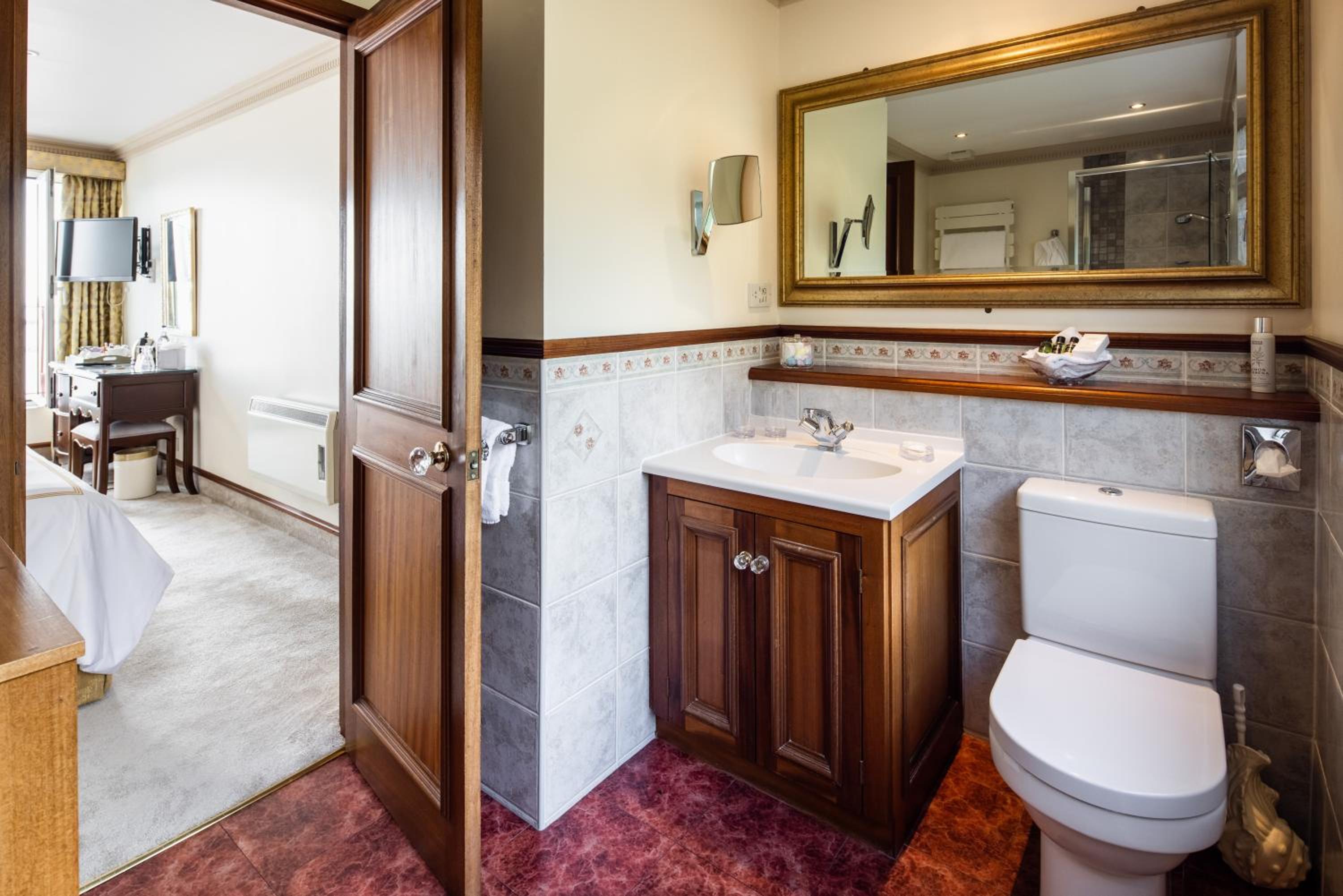 Double or Twin Room with Private Bathroom photo 3