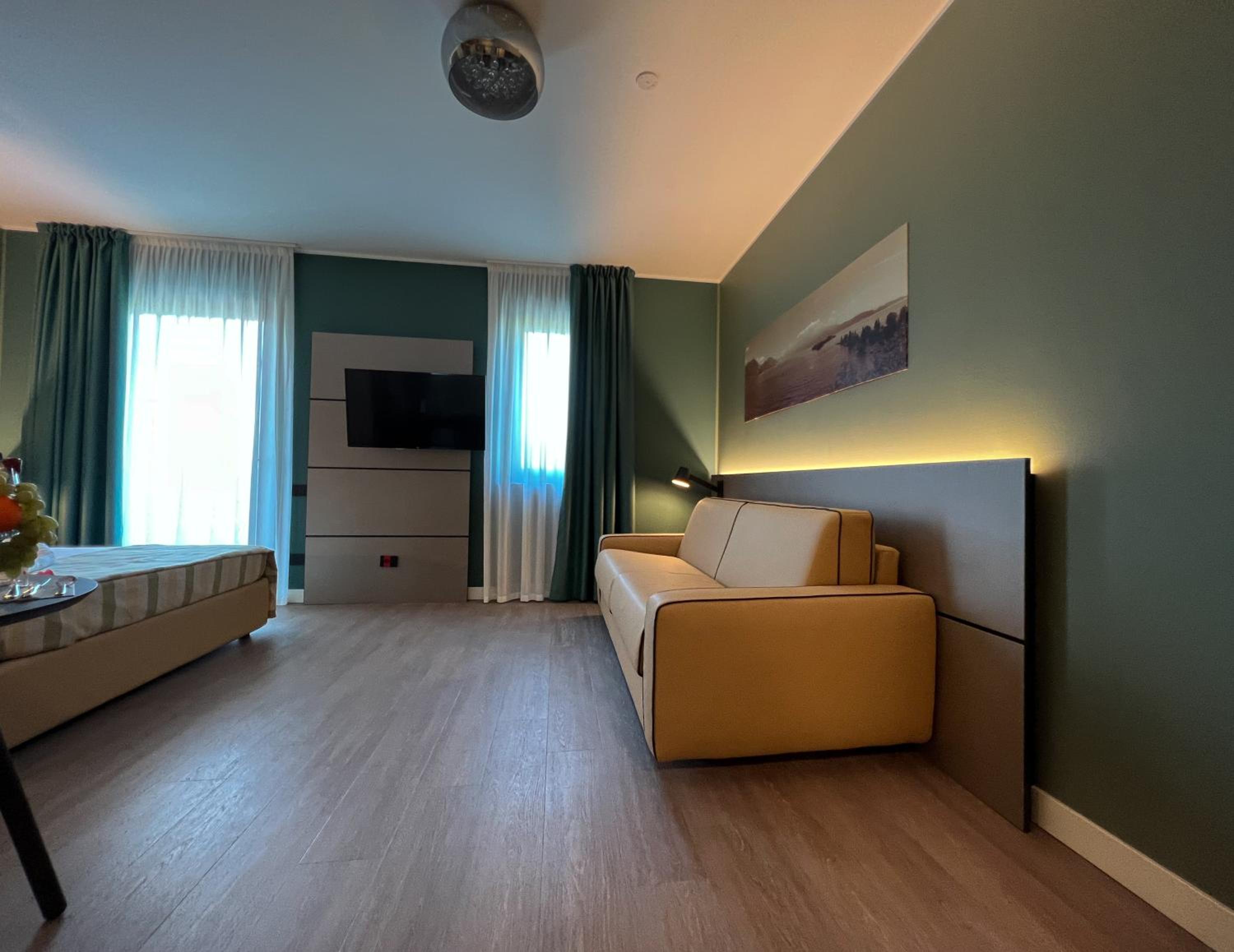 Superior Double Room With Balcony and Partial Lake View - Photo 8