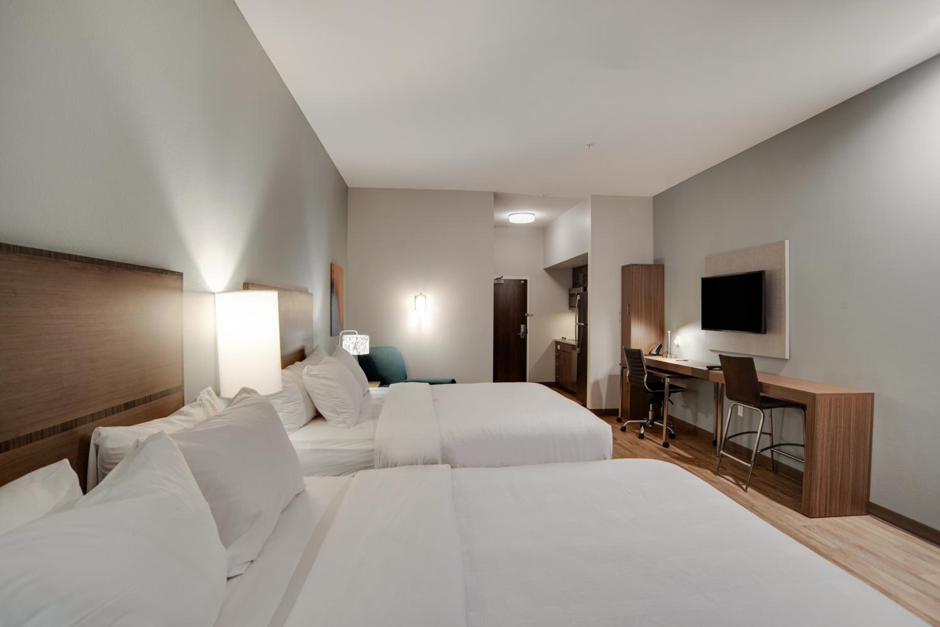 Queen Suite with Two Queen Beds - Pet Friendly/Non Smoking - Photo 3