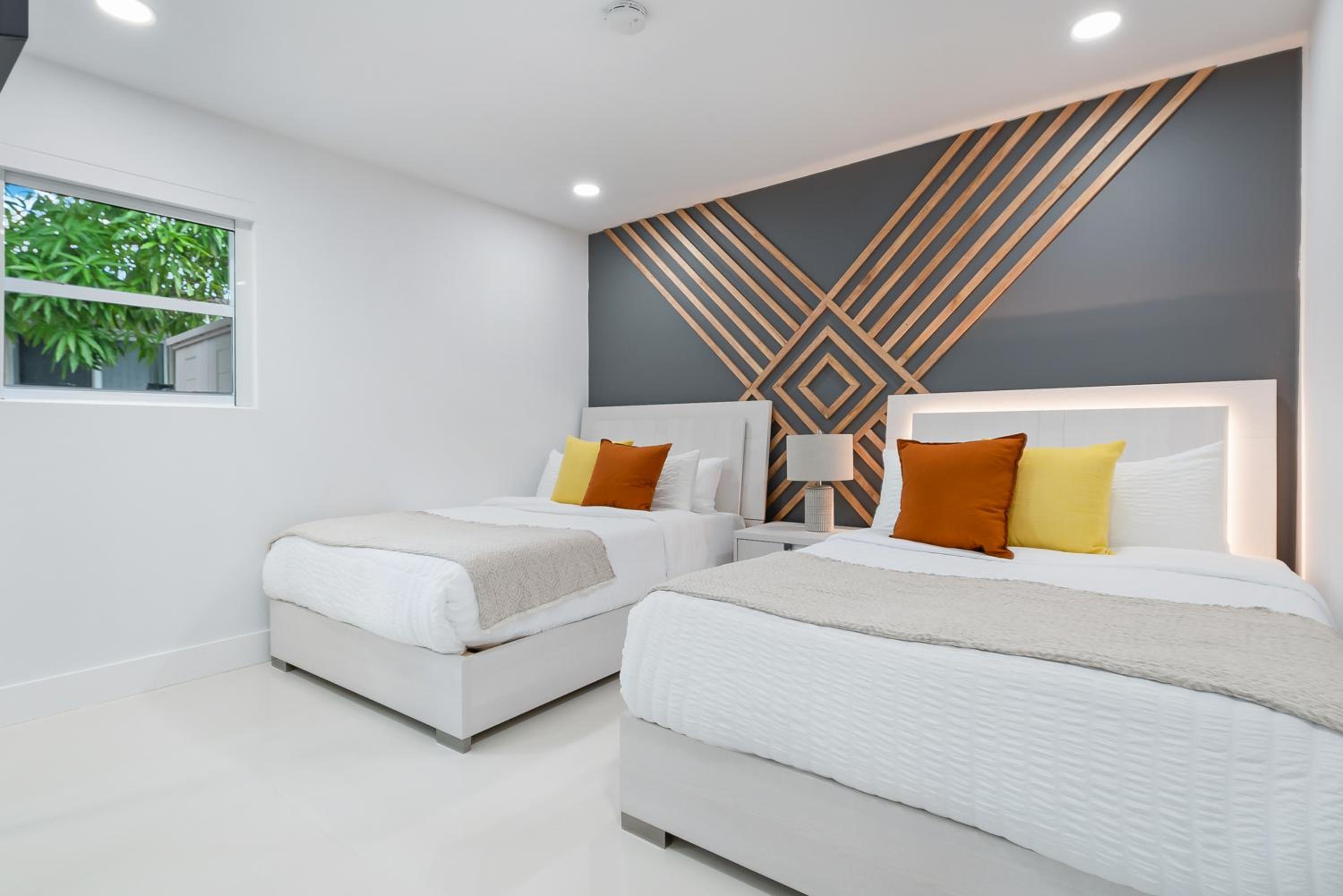 Five-Bedroom House photo 1