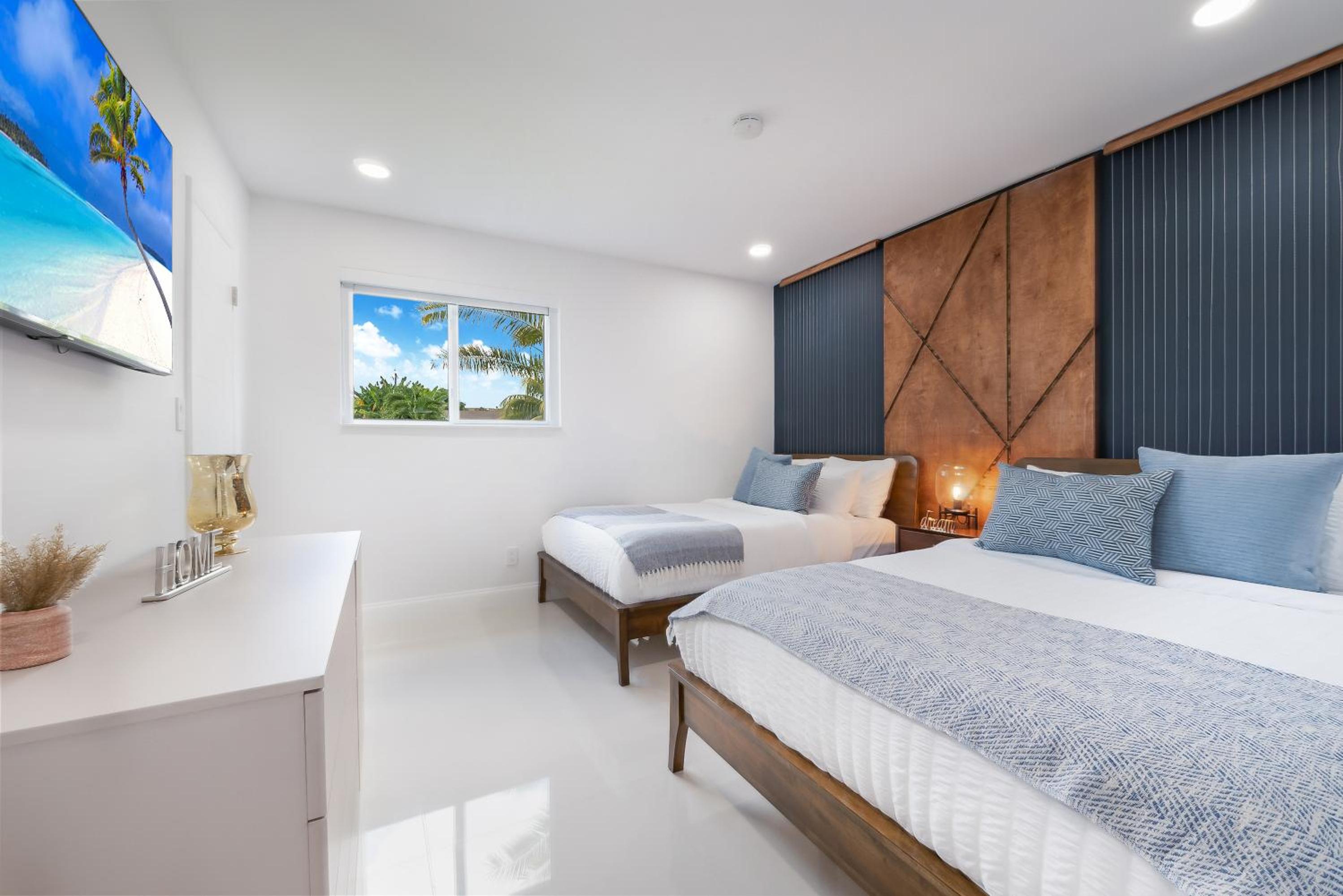 Five-Bedroom House photo 2