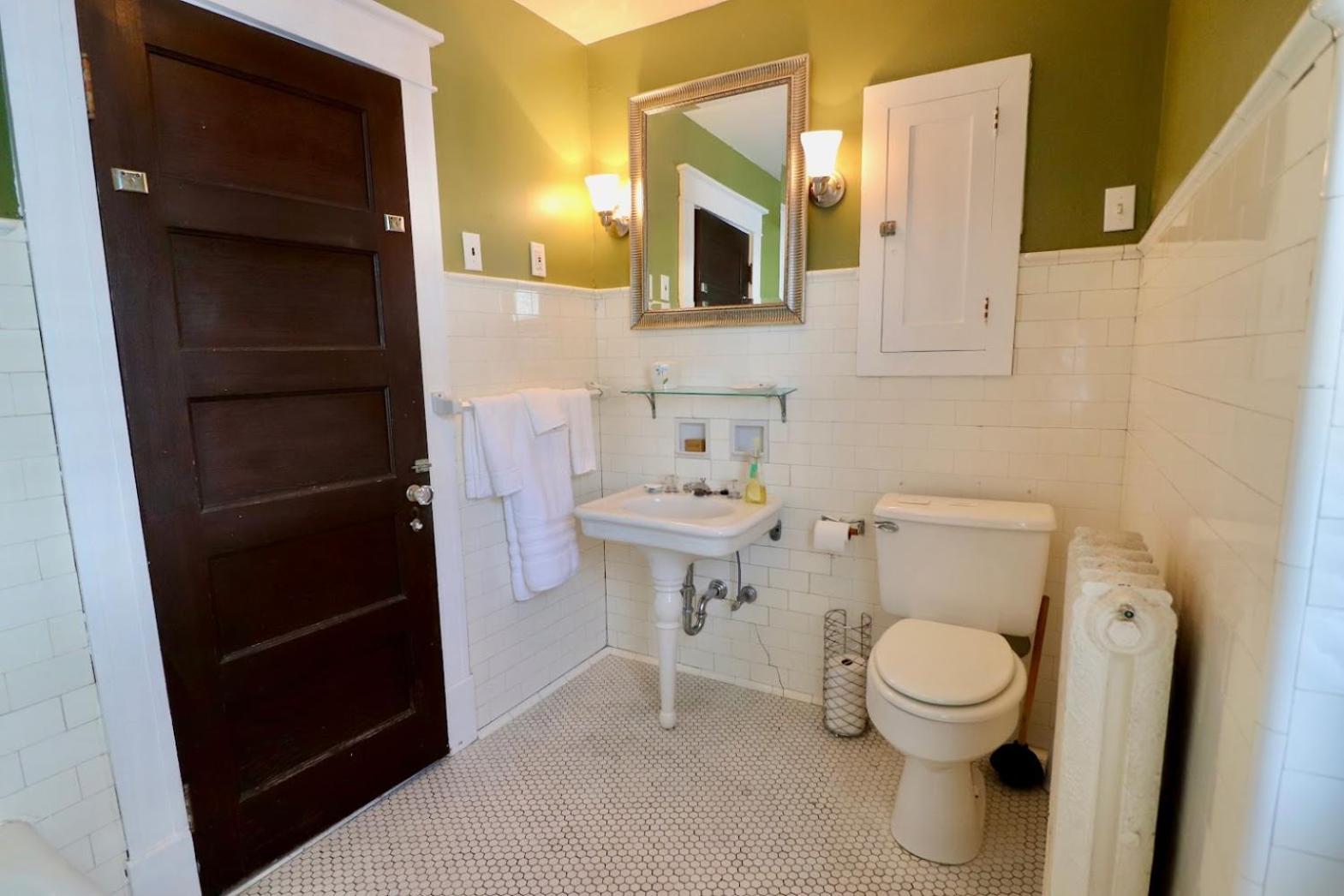 Queen Room photo 2