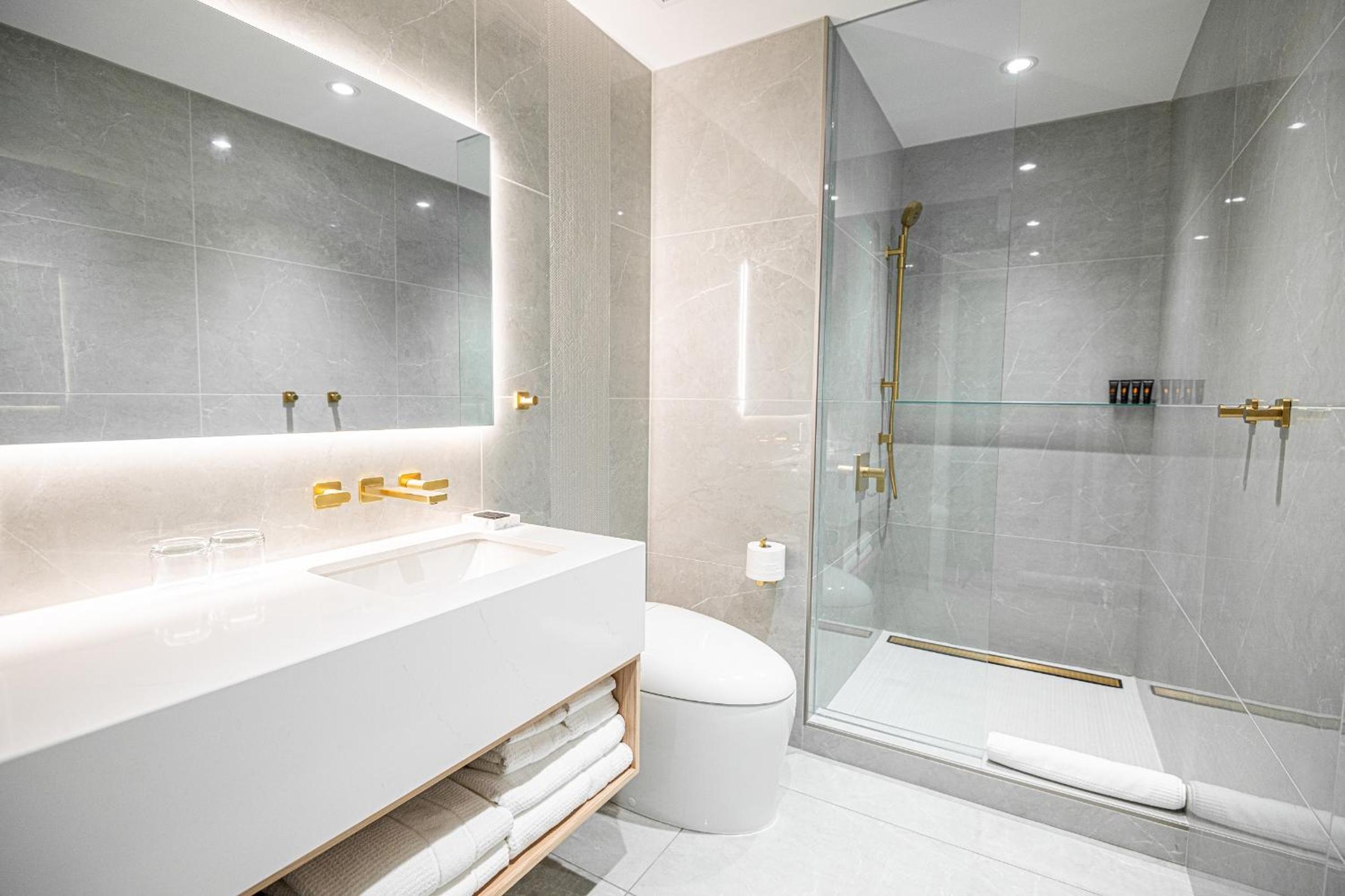 Superior Suite - Photo 6
