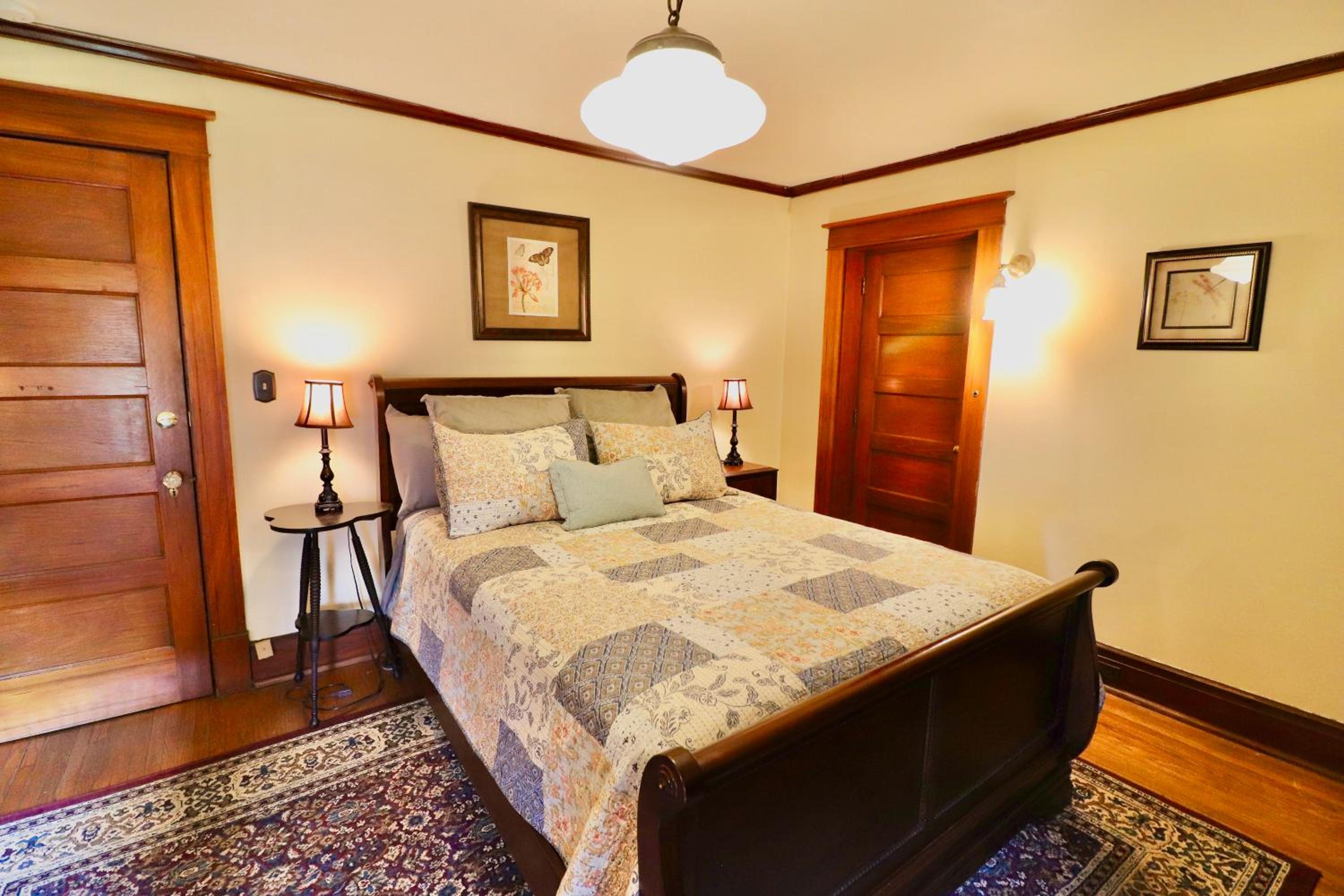 Queen Room photo 2