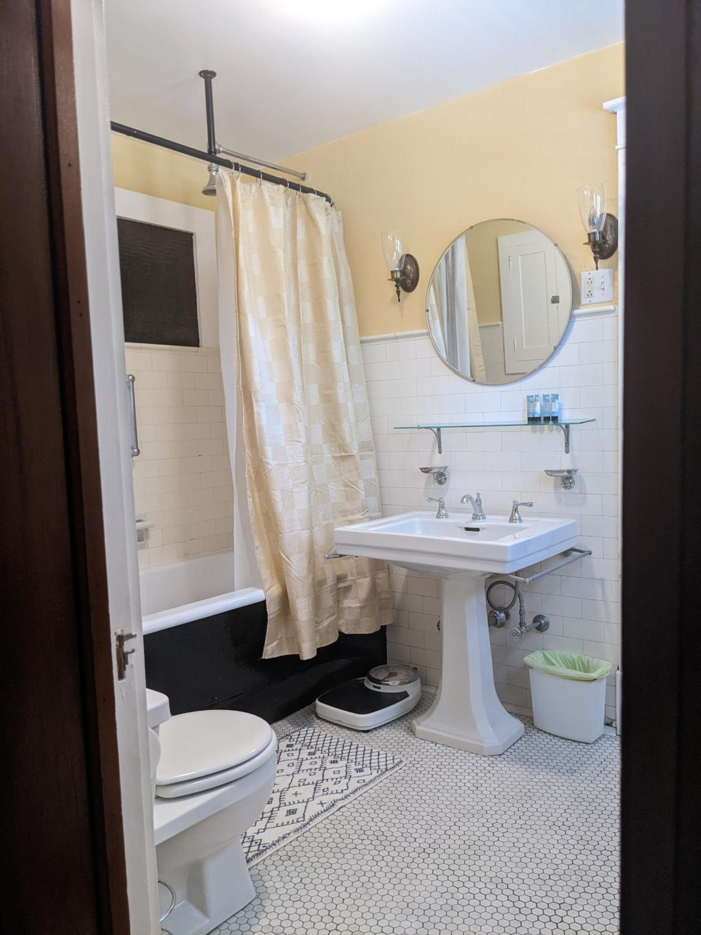 Queen Room photo 2