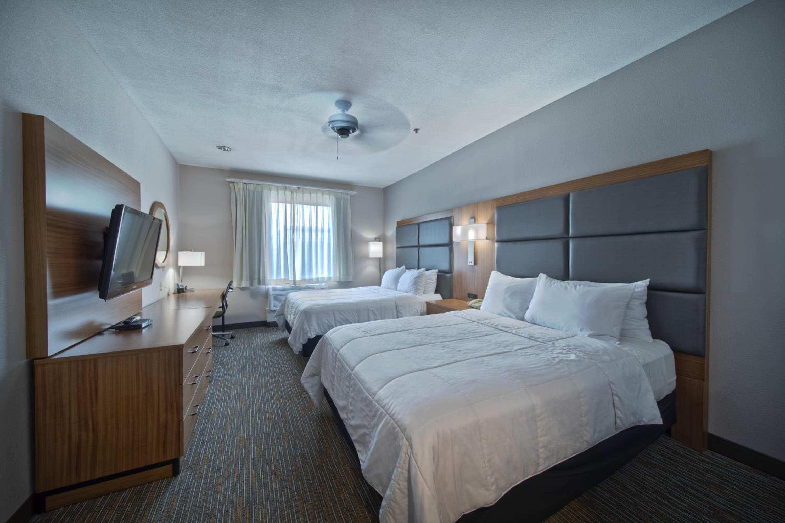Queen Room with Two Queen Beds - Non-Smoking - Photo 3
