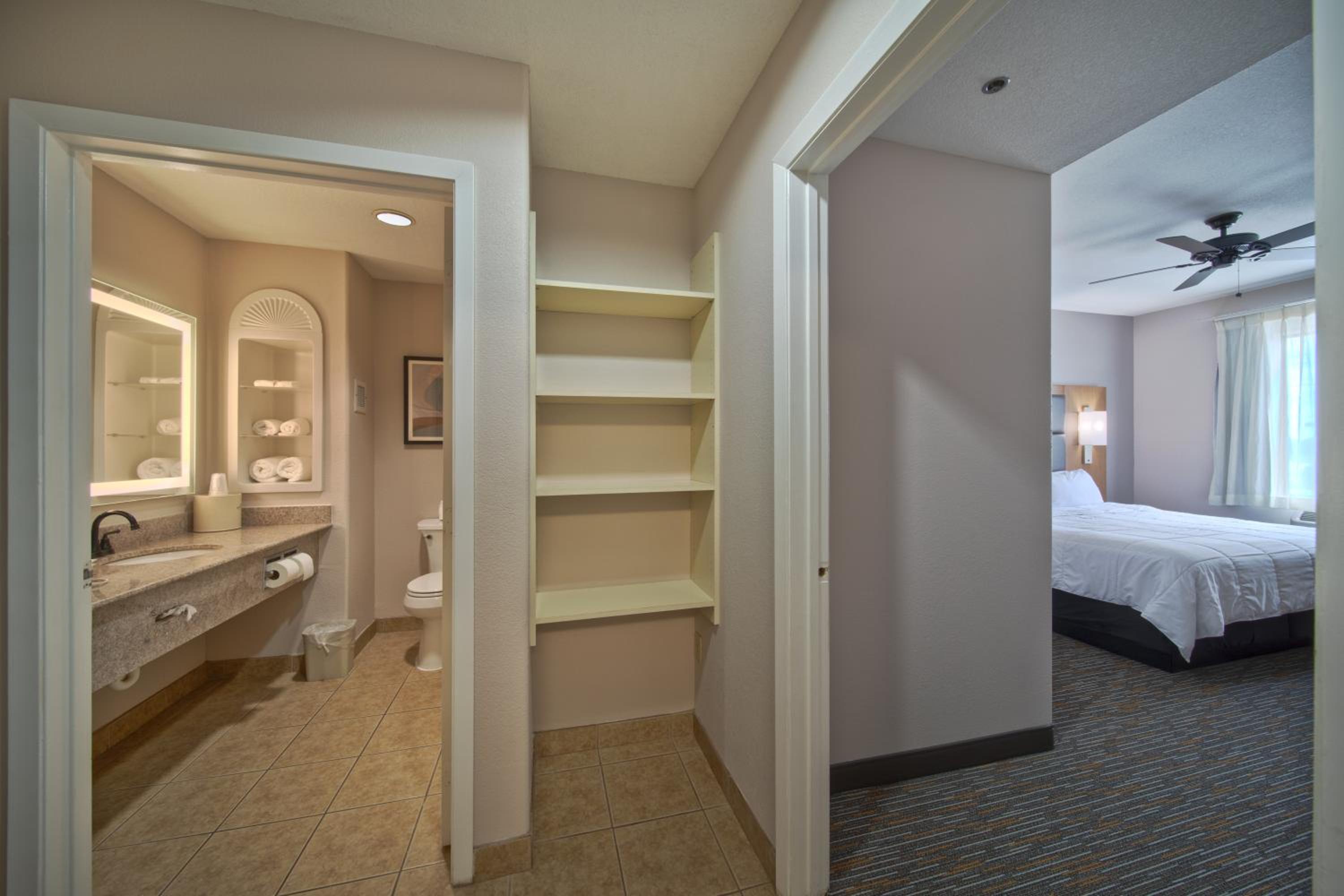 One-Bedroom King Suite - Non-Smoking - Photo 6