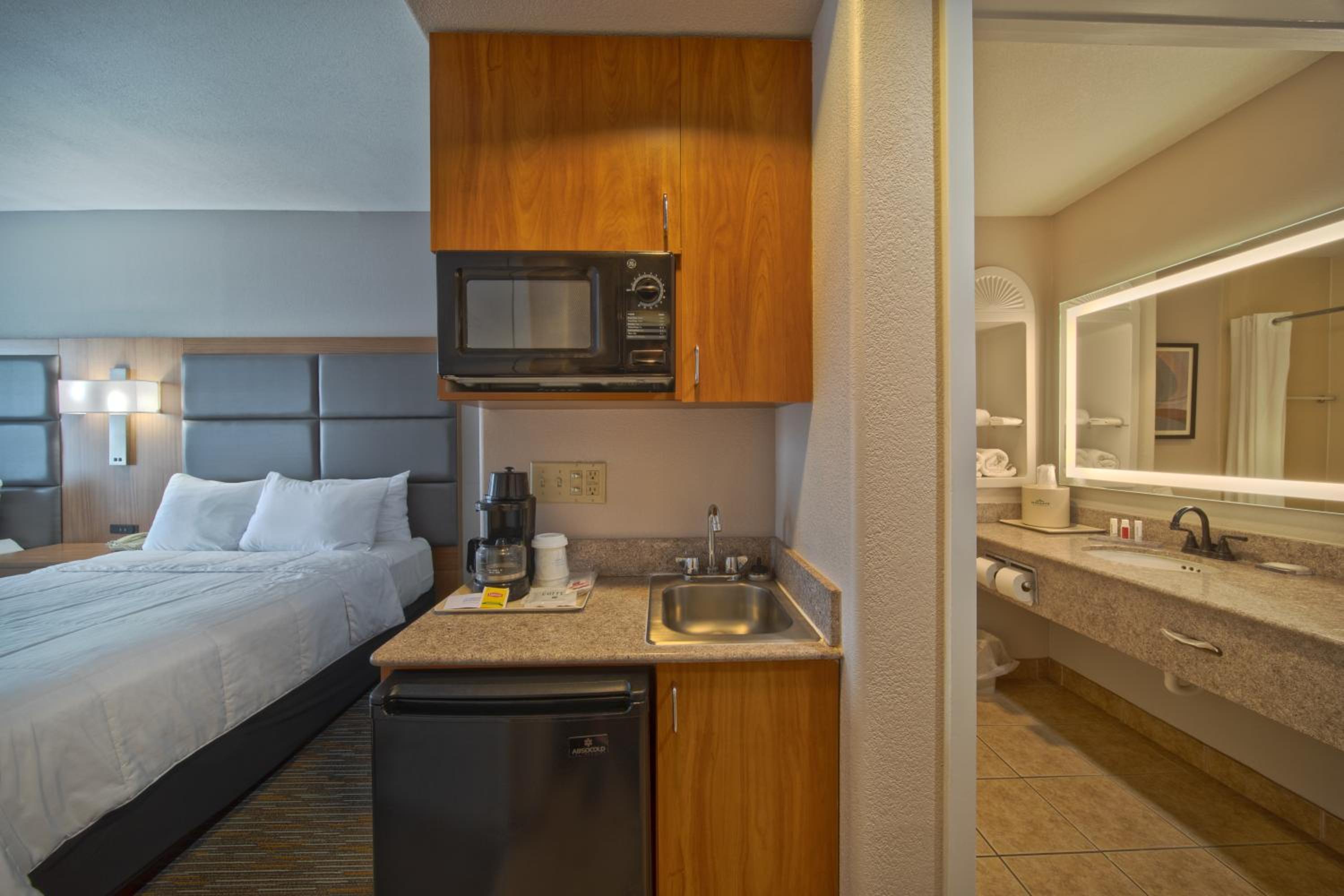 Queen Room with Two Queen Beds - Non-Smoking - Photo 4