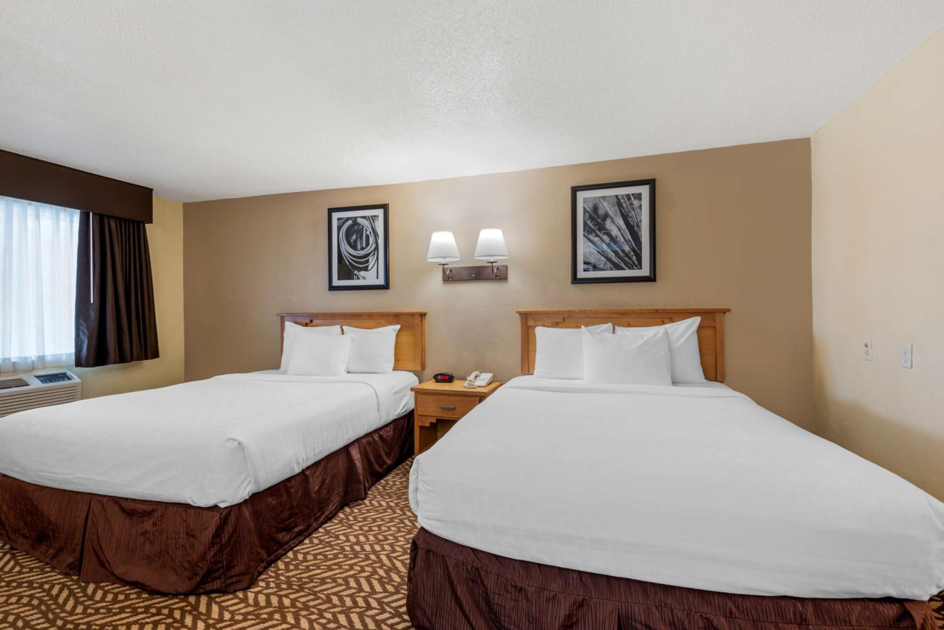 Queen Room With Two Queen Beds - Non-Smoking
