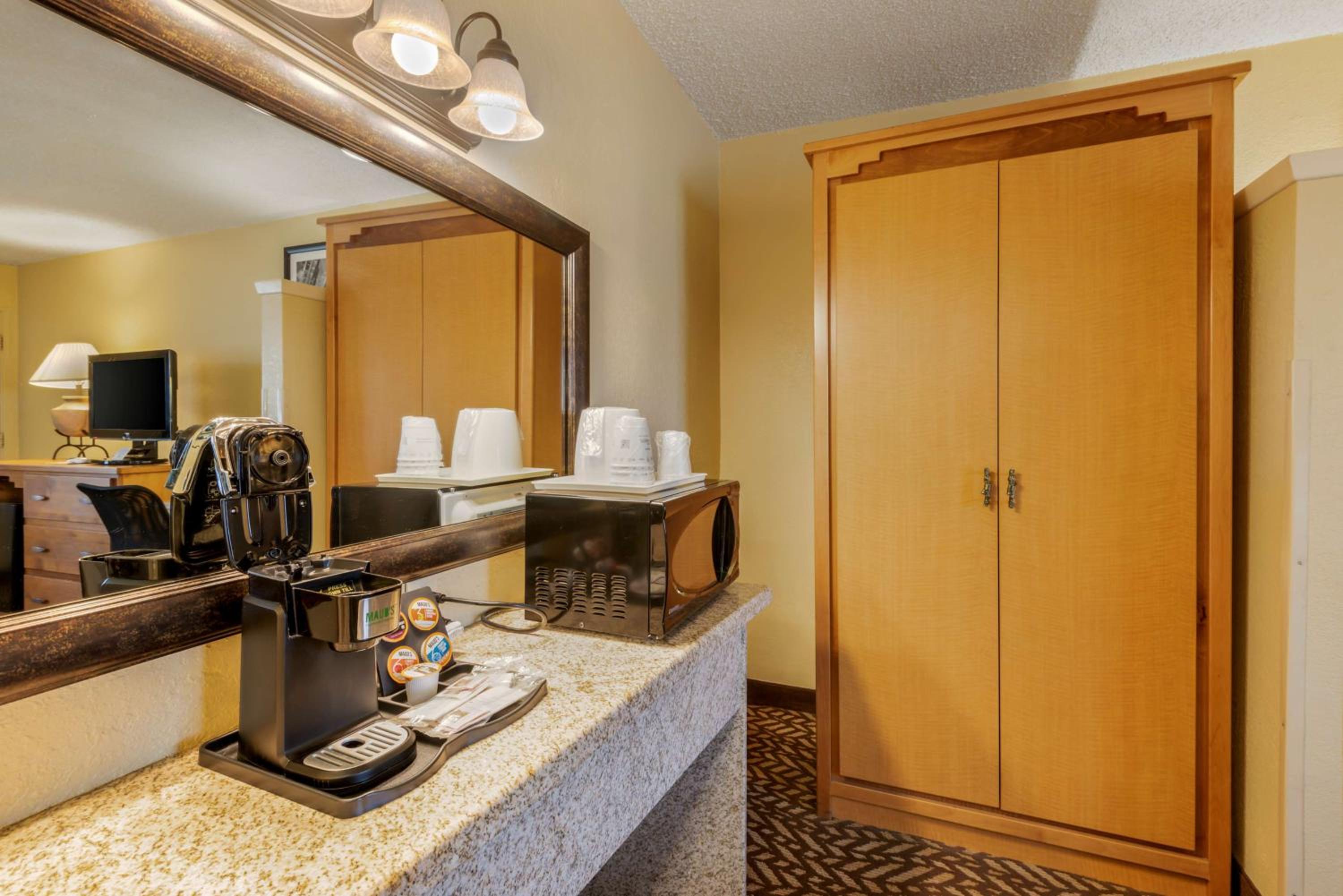 Queen Room - Non-Smoking