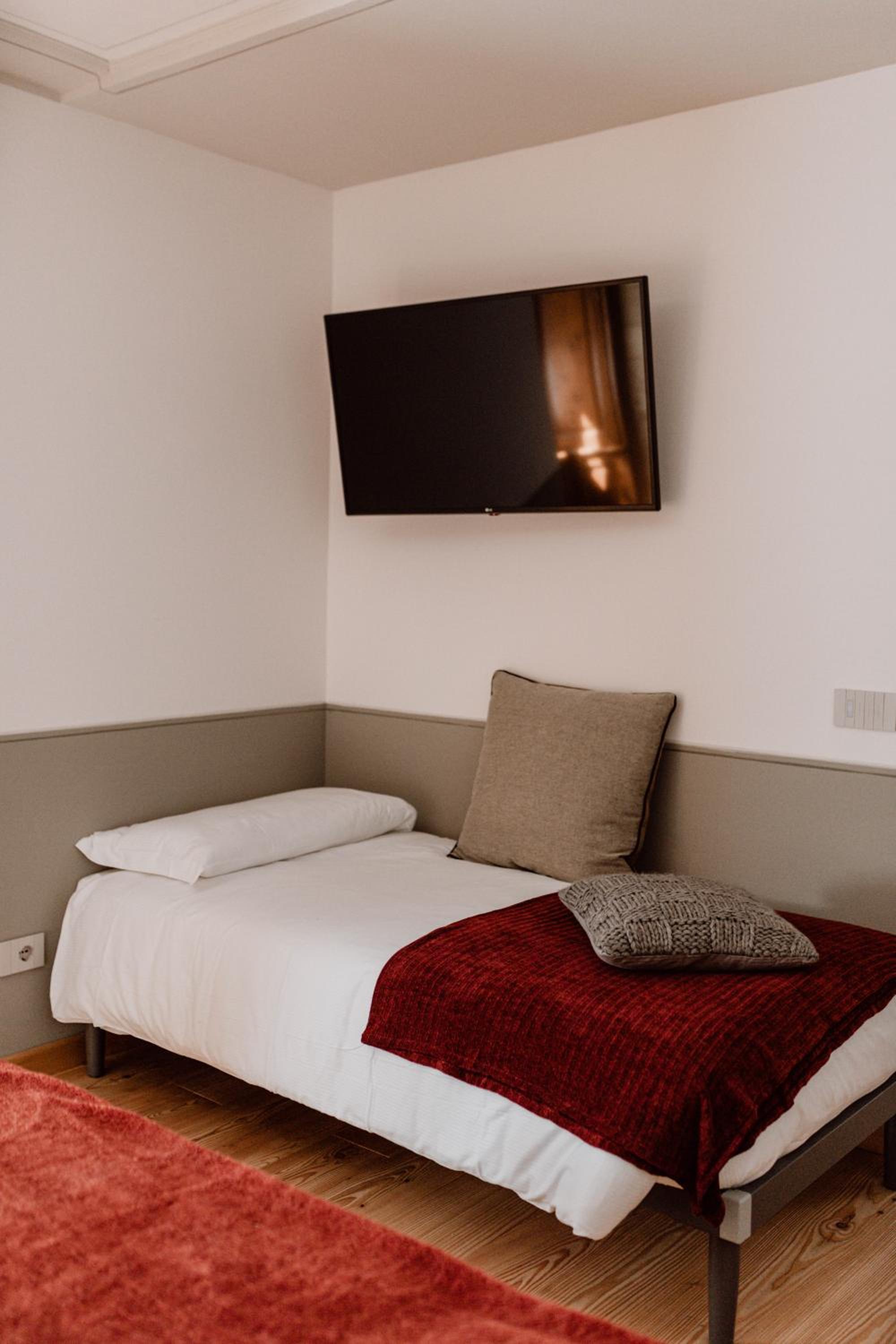 Apartment with Balcony - Photo 5