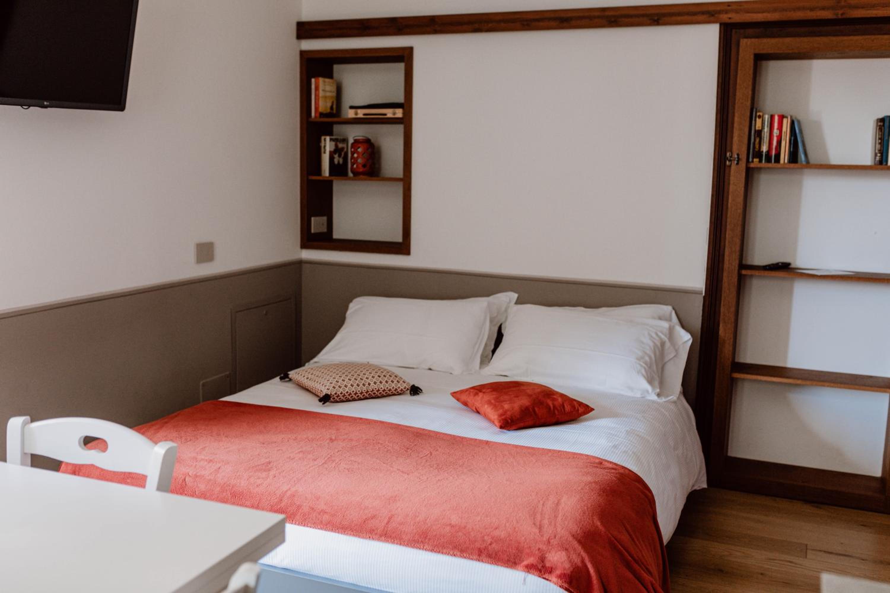 Studio Apartment - Photo 15