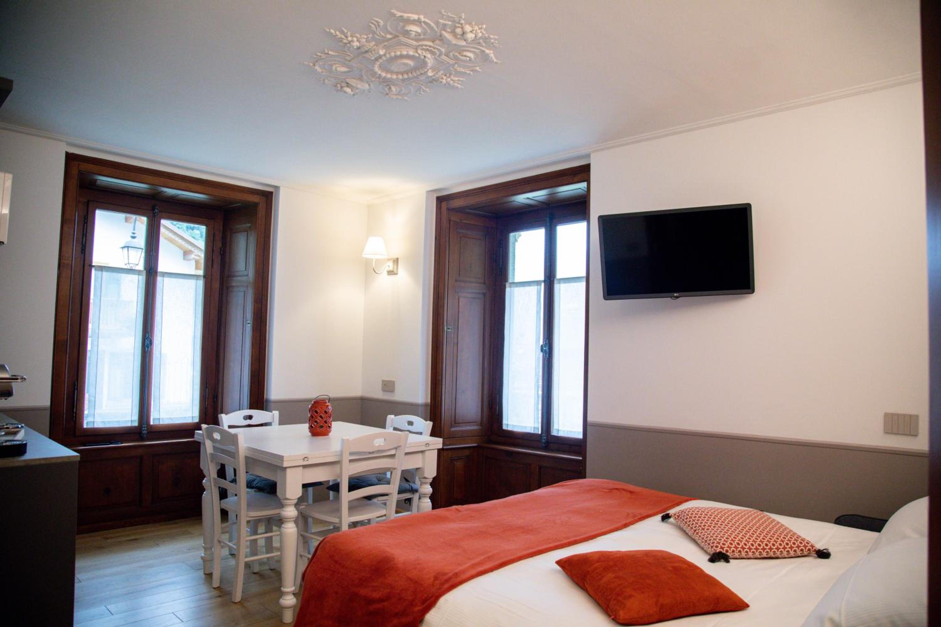 Studio Apartment - Photo 1