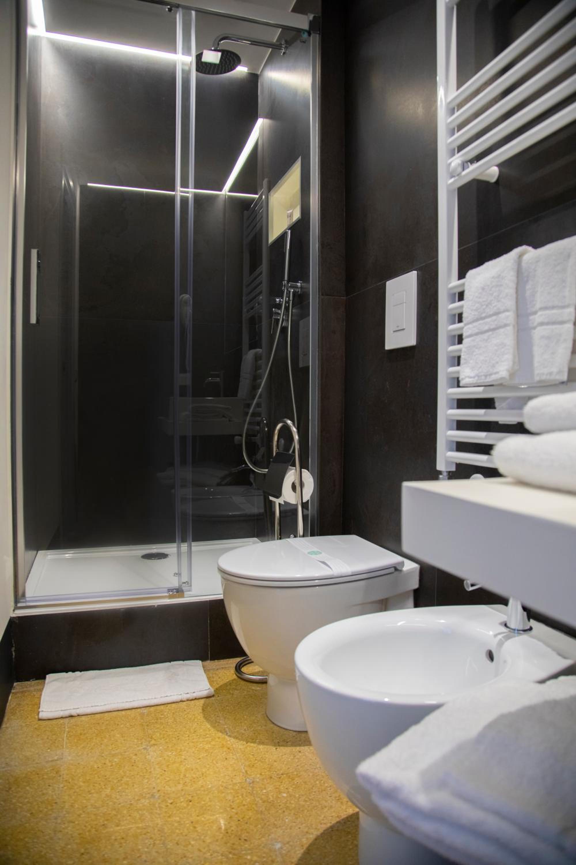 Double Room with Balcony - Photo 8