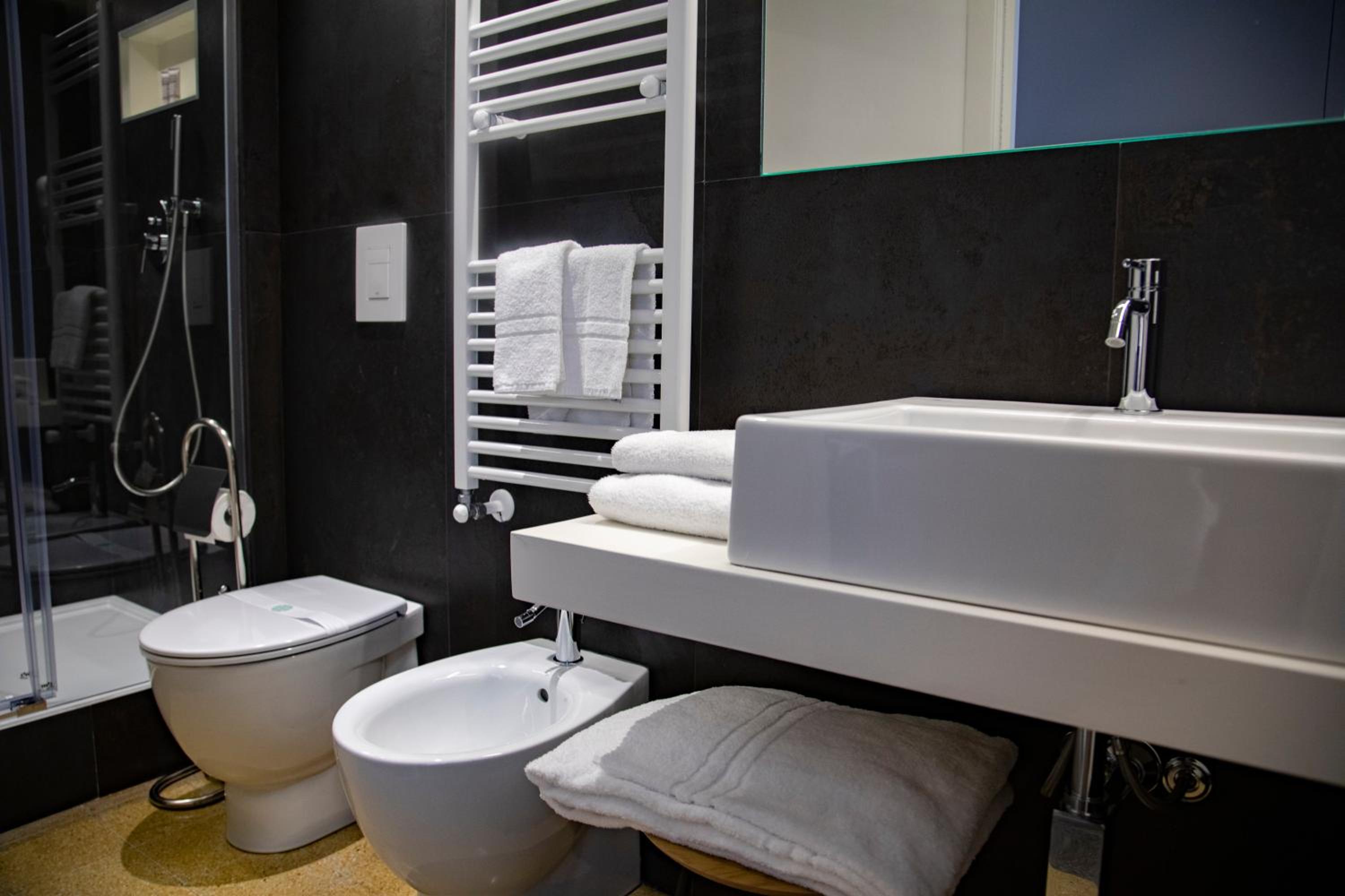 Double Room with Balcony - Photo 7