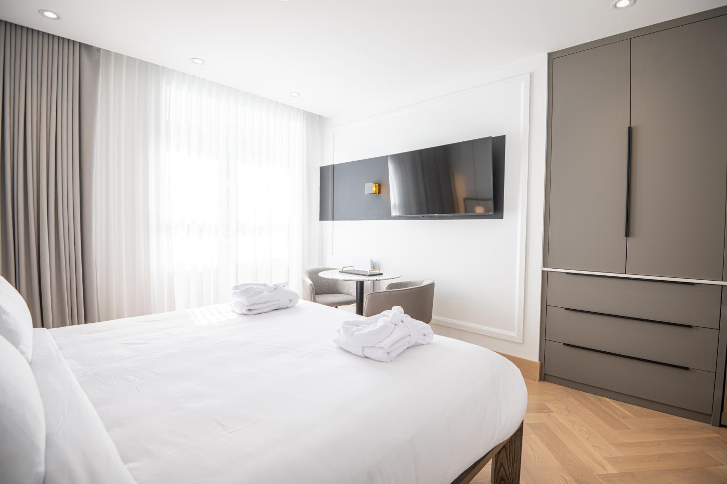 Superior Double Room thumbnail 5