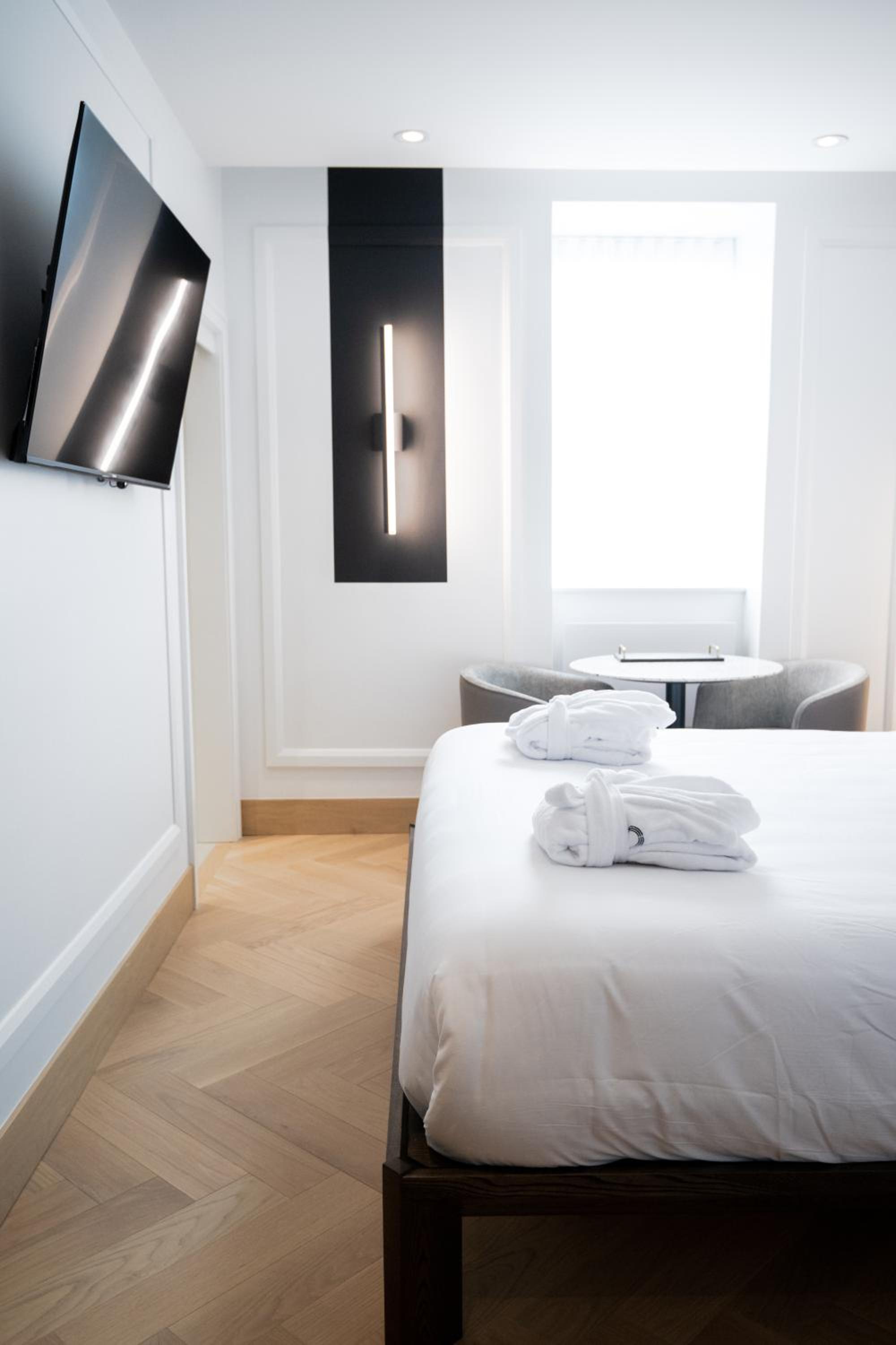 Standard Double Room thumbnail 6