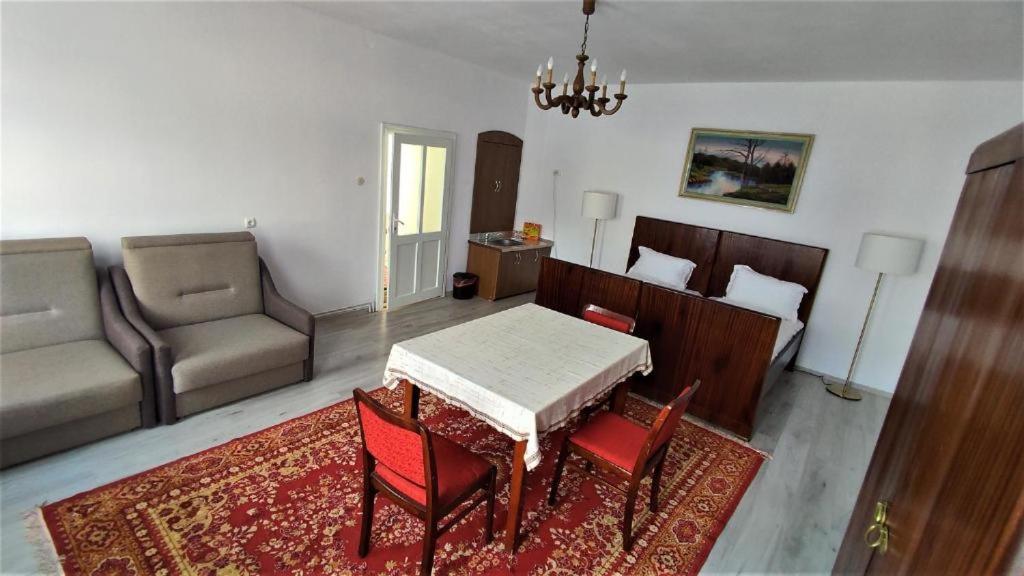 Standard Twin Room with Sofa - Photo 6