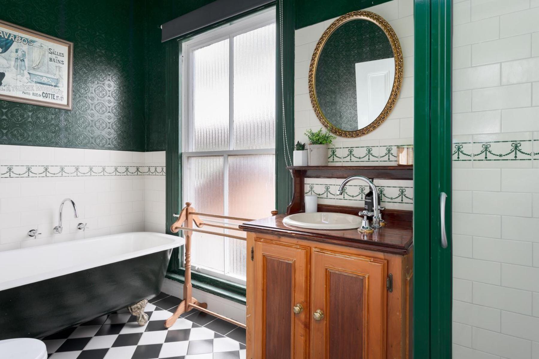 Arizona – Deluxe Queen Room with Bath, upstairs - Photo 2