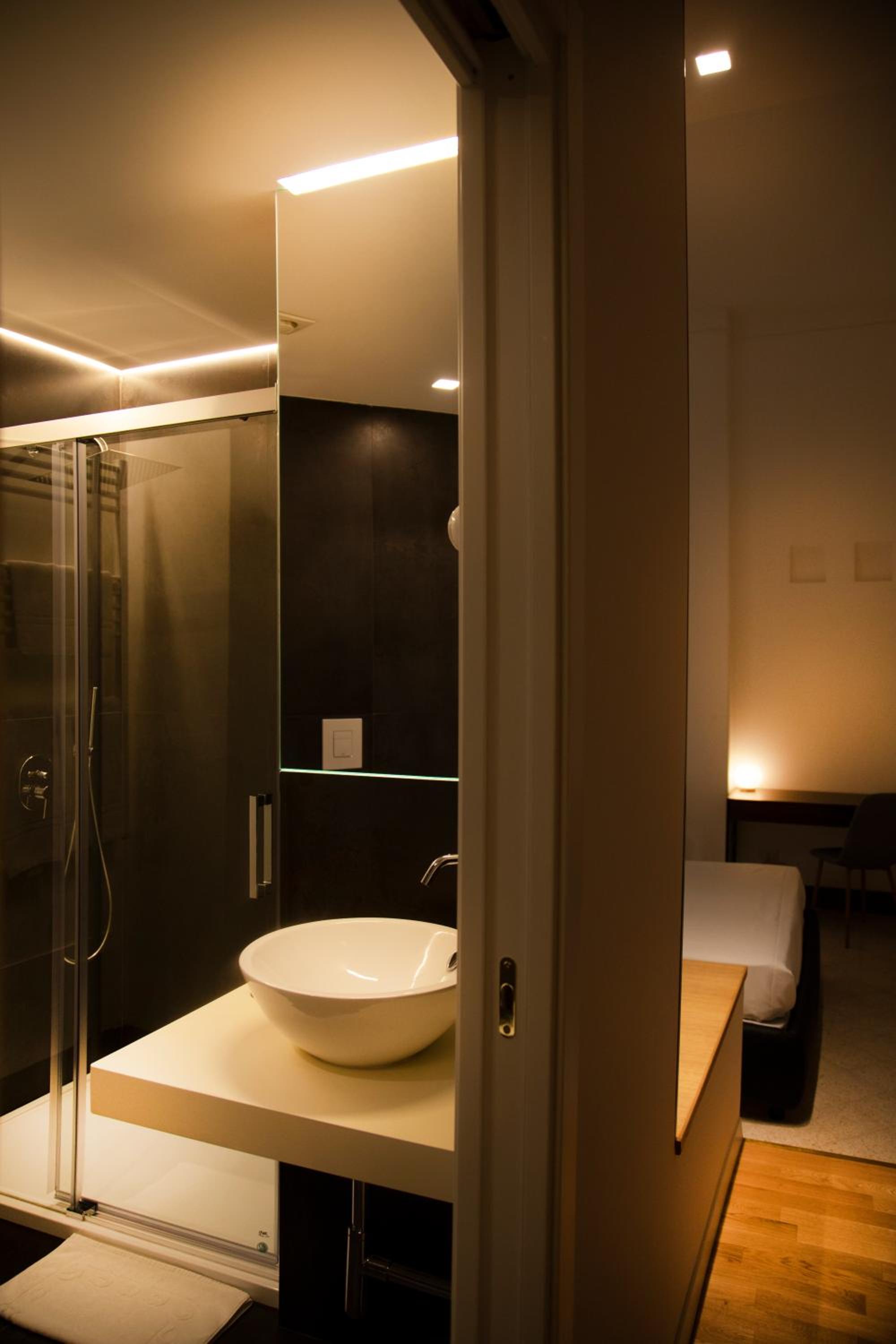 Double Room with Private Bathroom - Photo 8