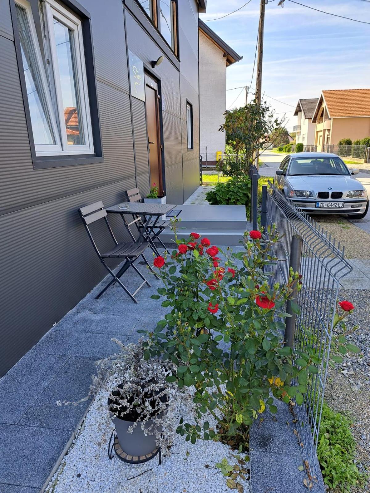 One-Bedroom Apartment - Photo 2