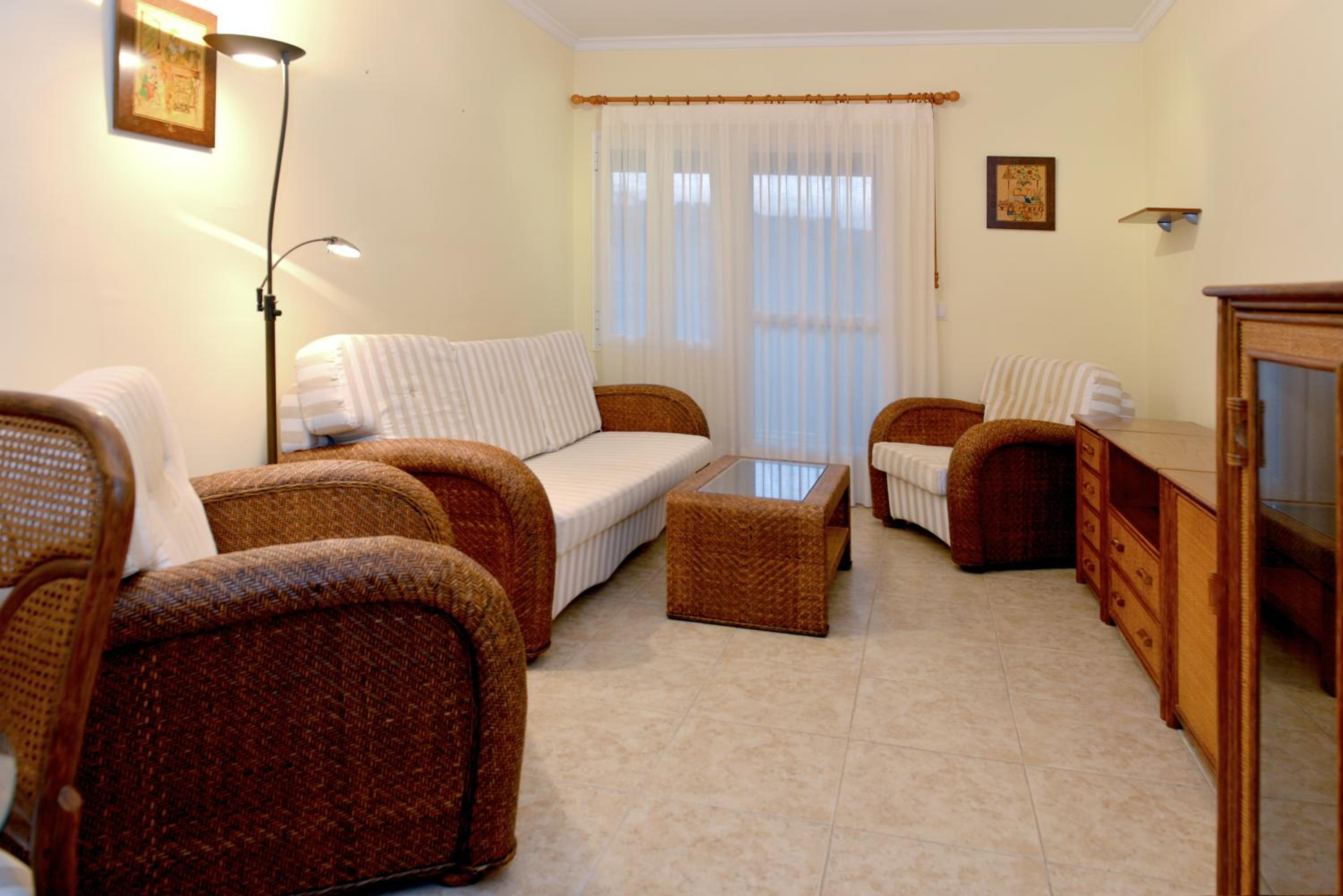 Apartamento de Dos Habitaciones con Terraza
