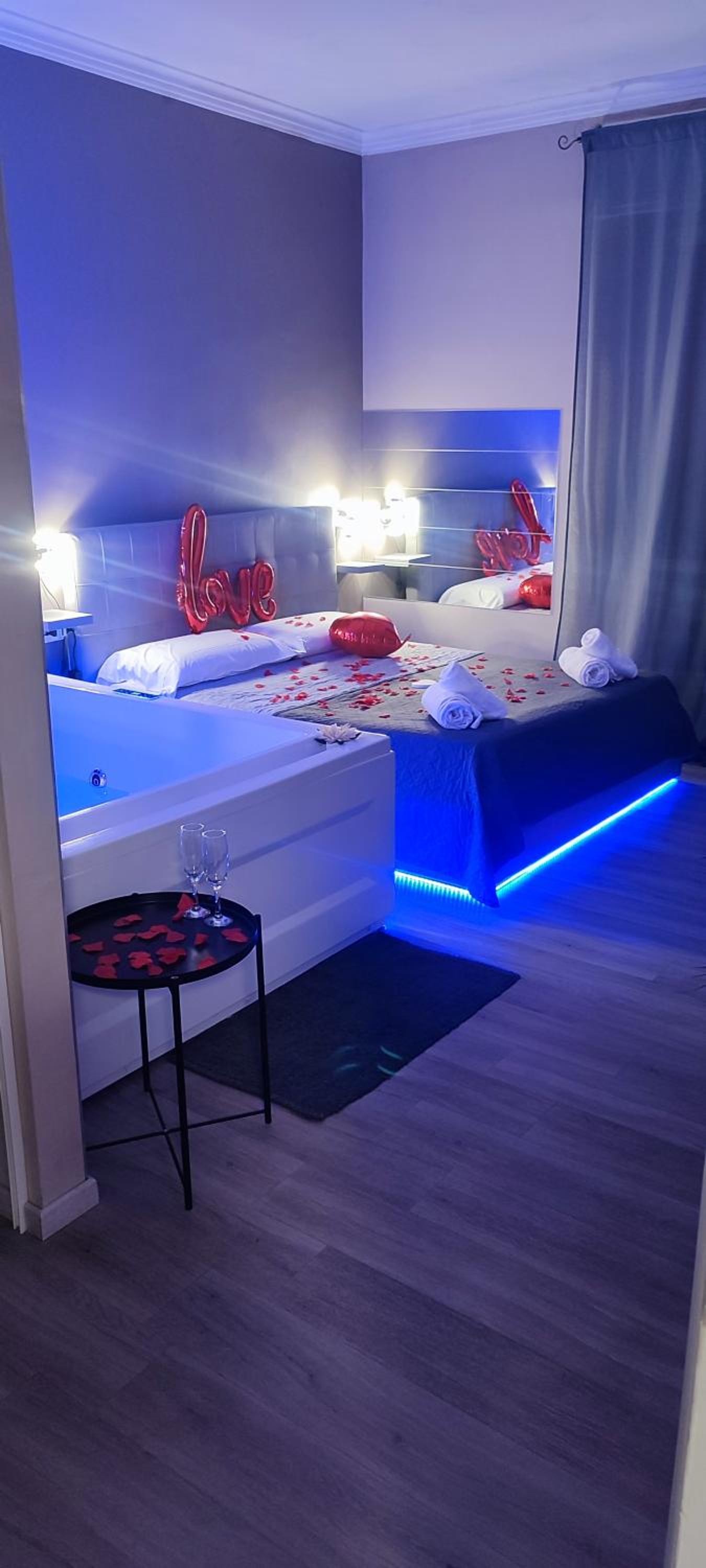 King Suite with Spa Bath - Photo 2