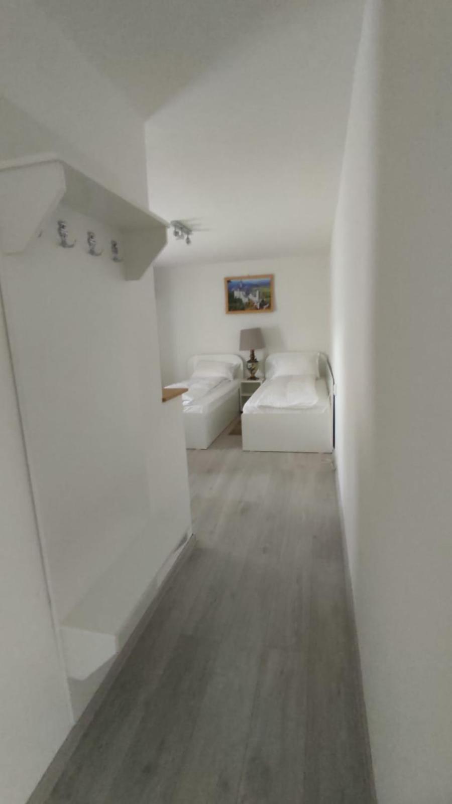 Twin Room with Private Bathroom - Photo 12