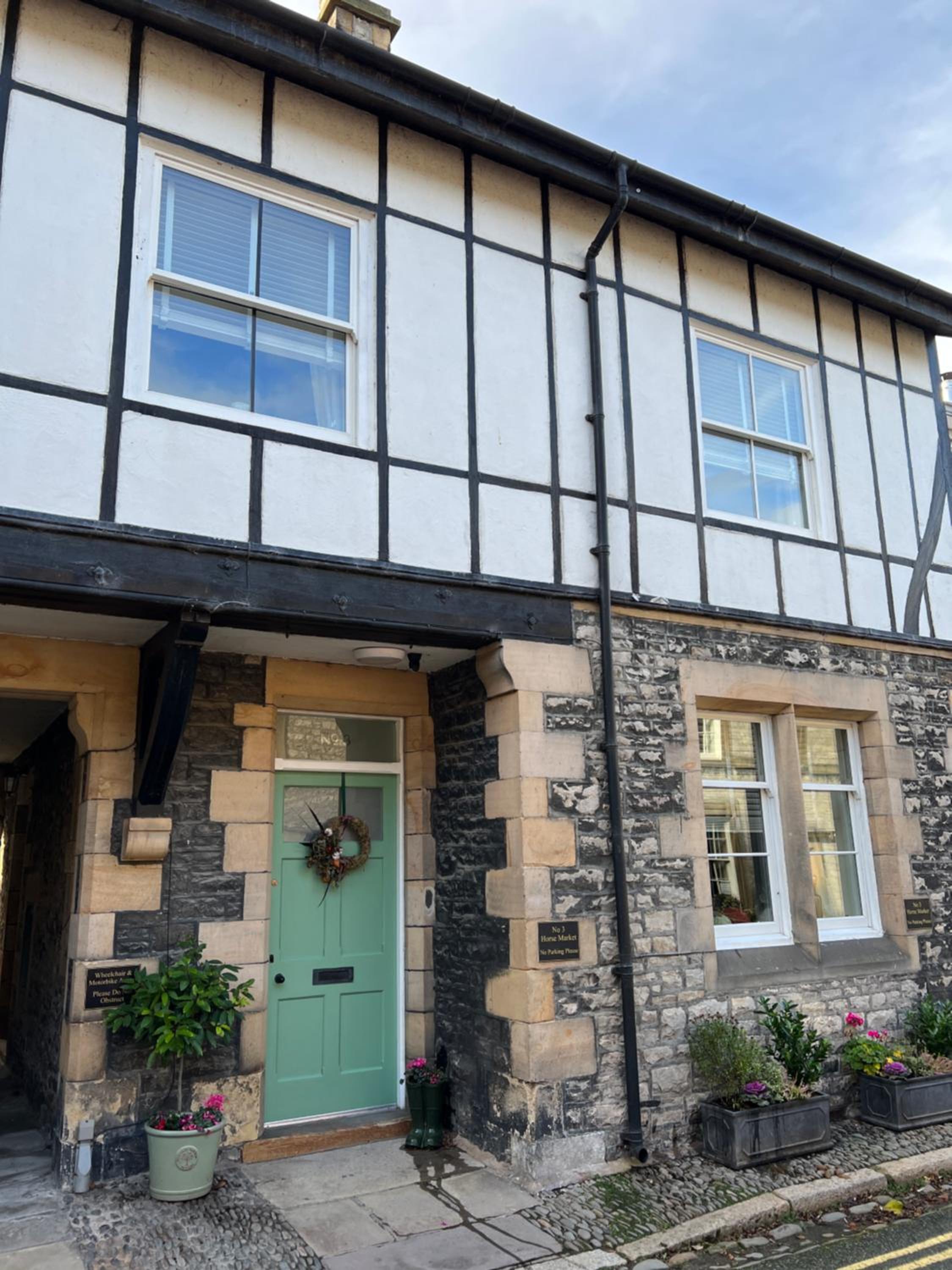 Three-Bedroom House photo 2