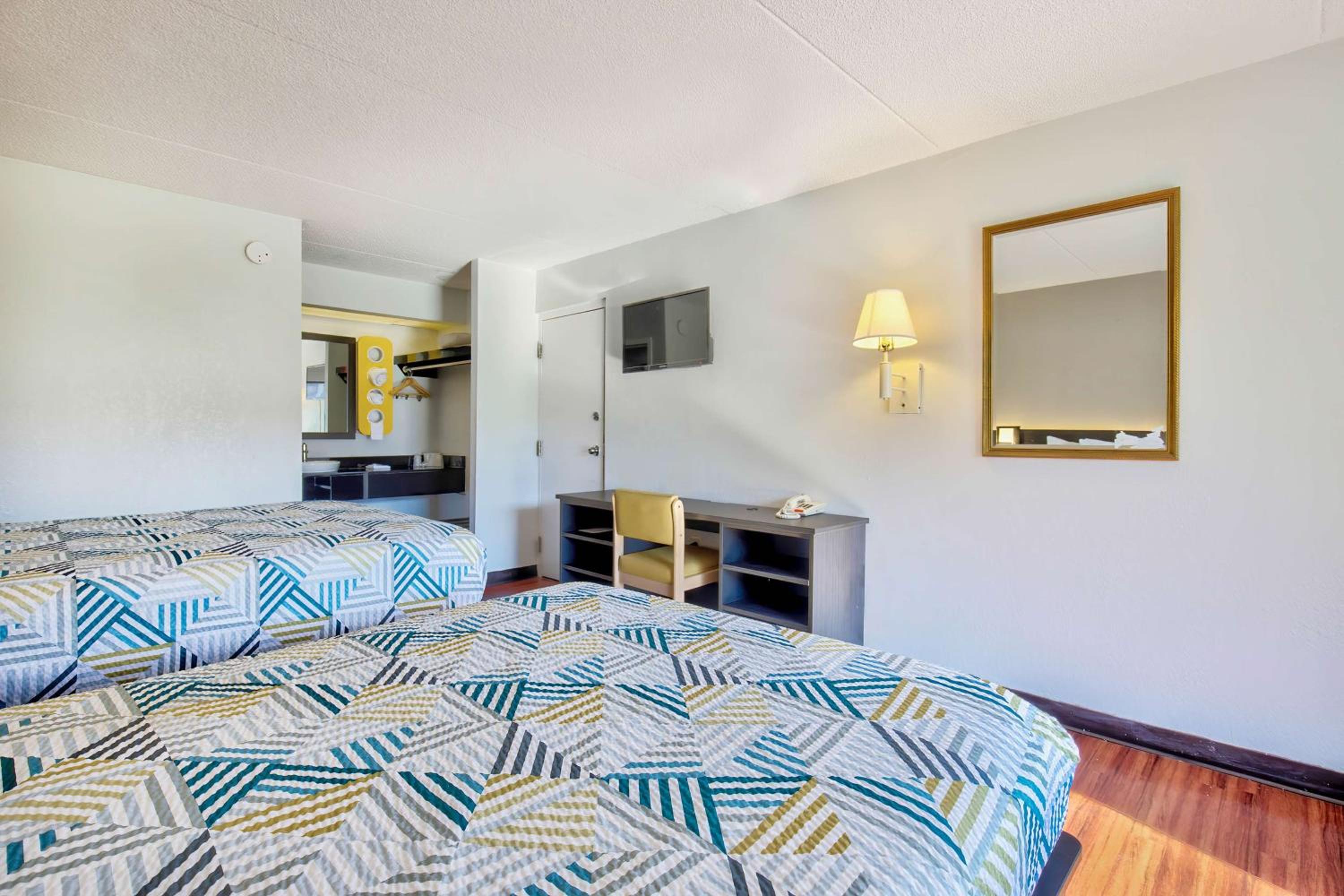 Quadruple Room - Smoking - Photo 3
