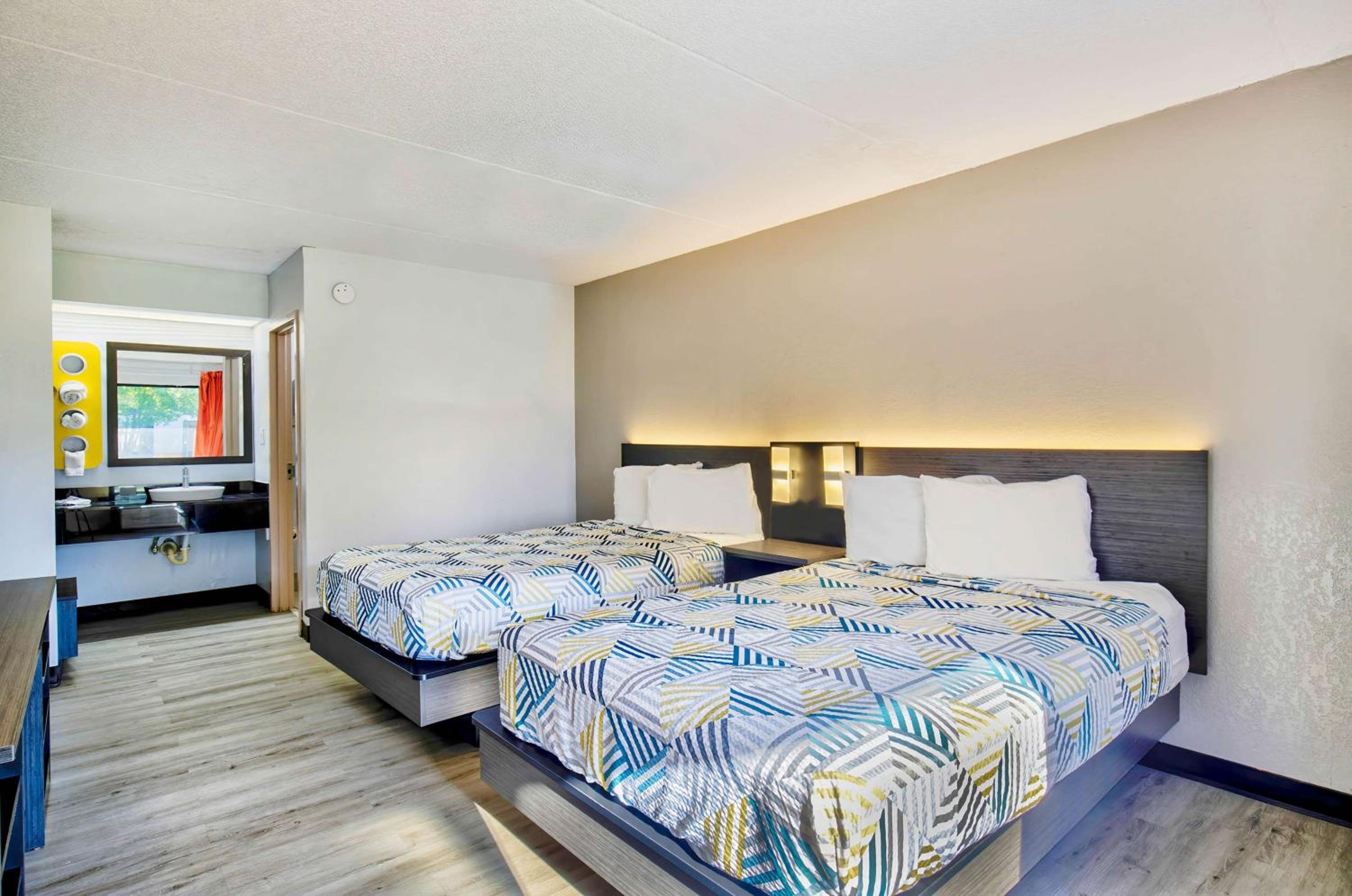 Deluxe Queen Room with Two Queen Beds - Non-Smoking - Photo 2