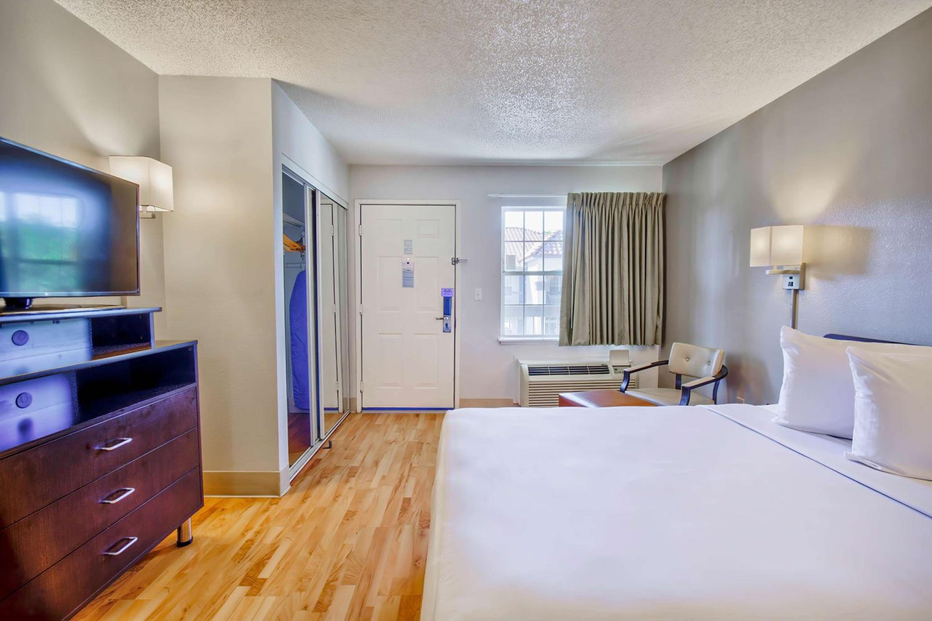 Queen Room - Non-Smoking - Photo 2