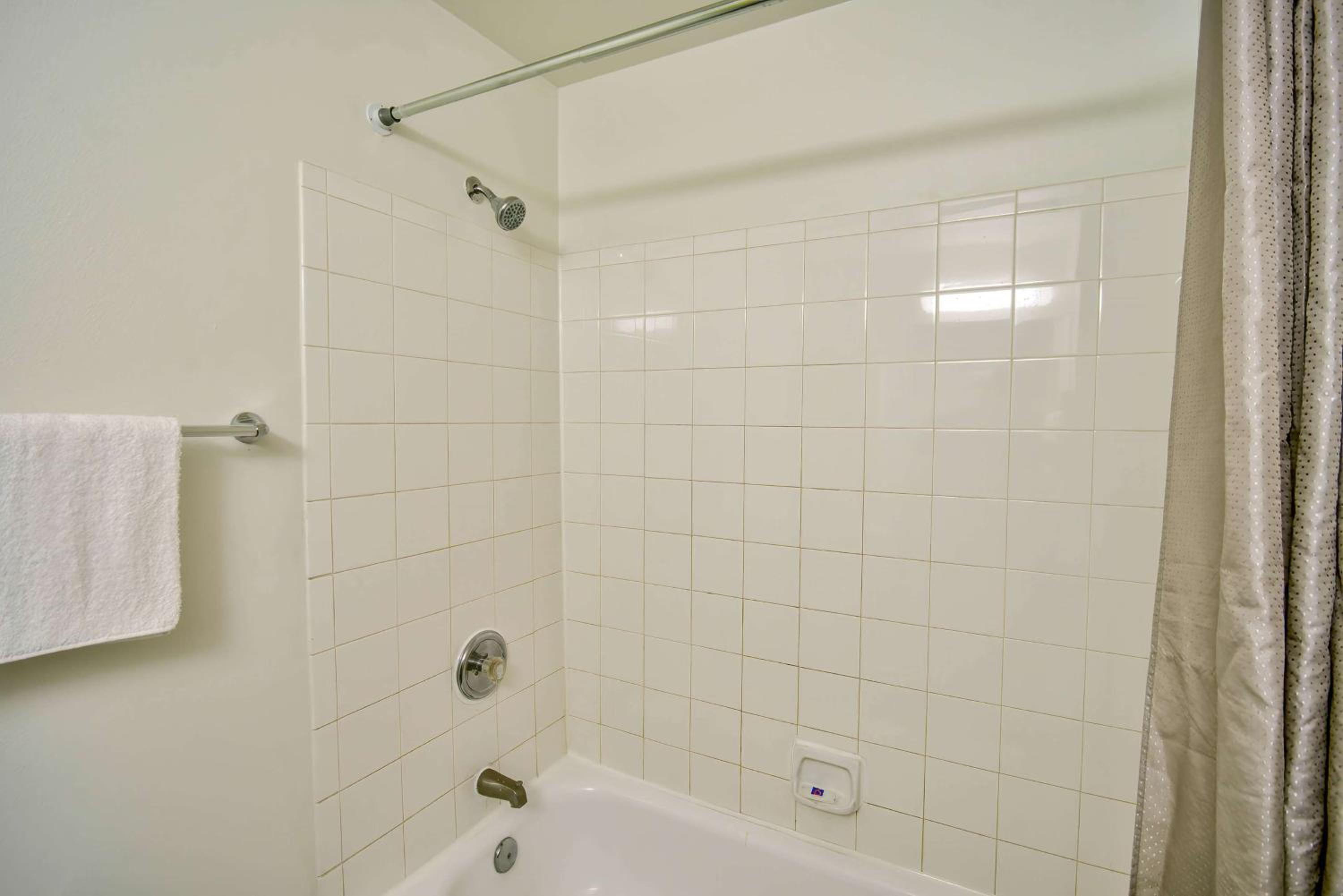 Queen Room - Non-Smoking - Photo 5