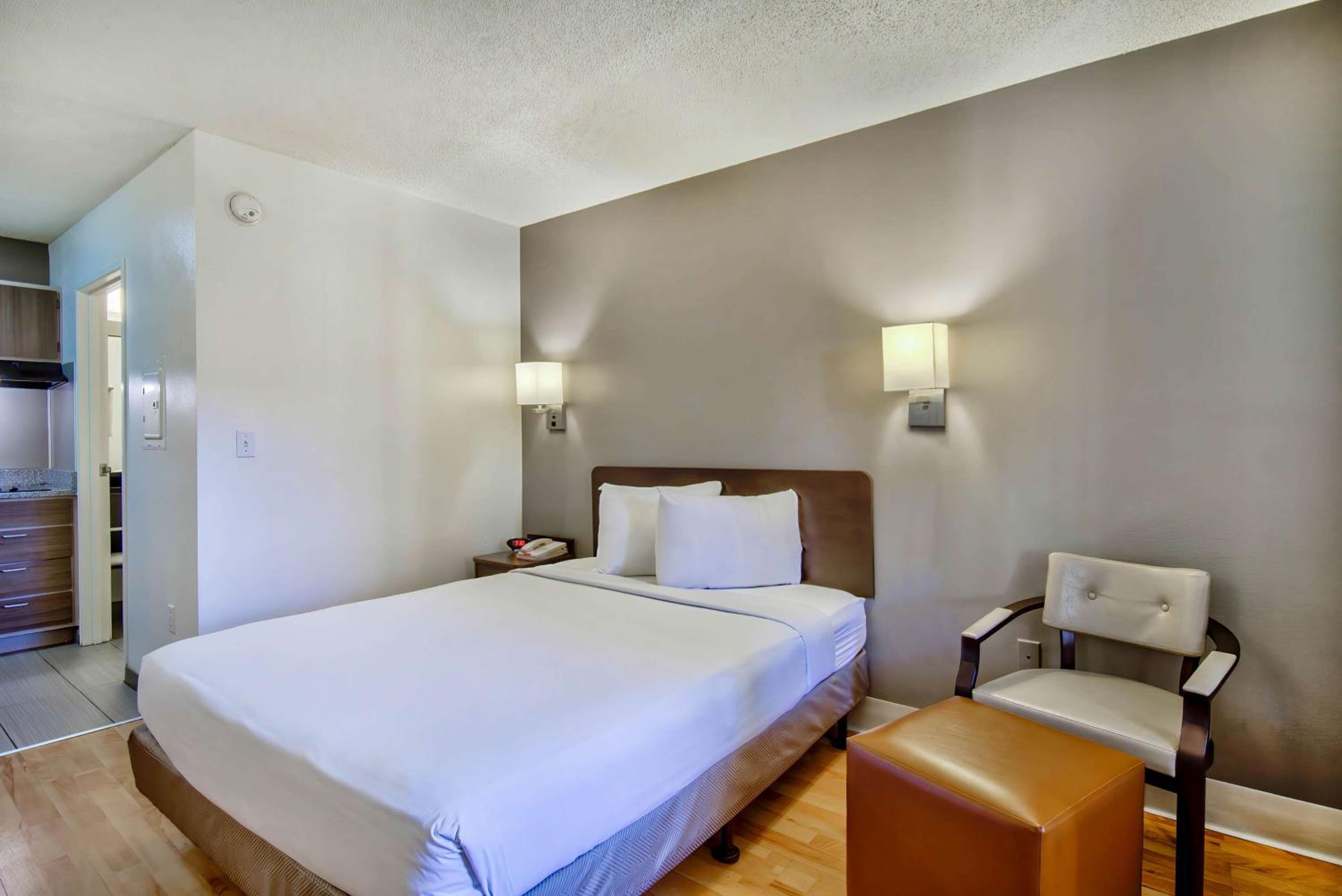 Deluxe Queen Room - Smoking - Photo 1